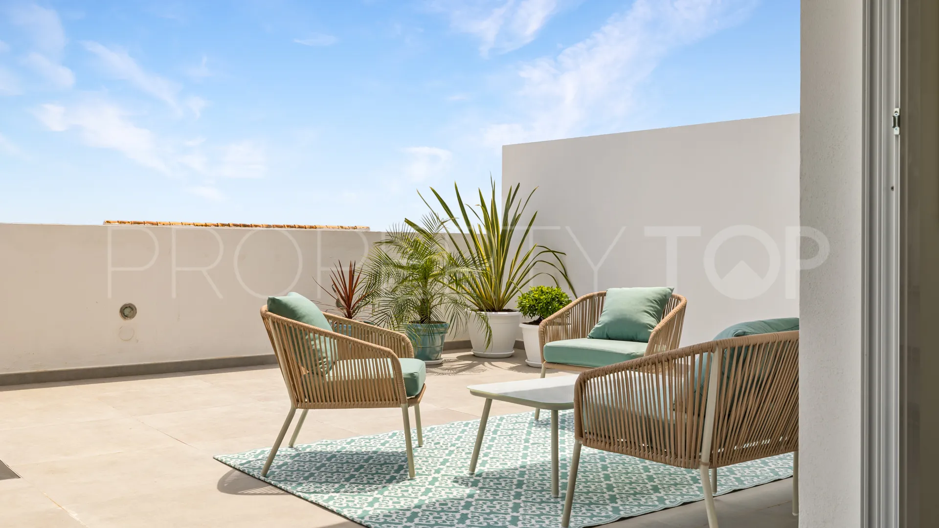 For sale penthouse with 3 bedrooms in Estepona