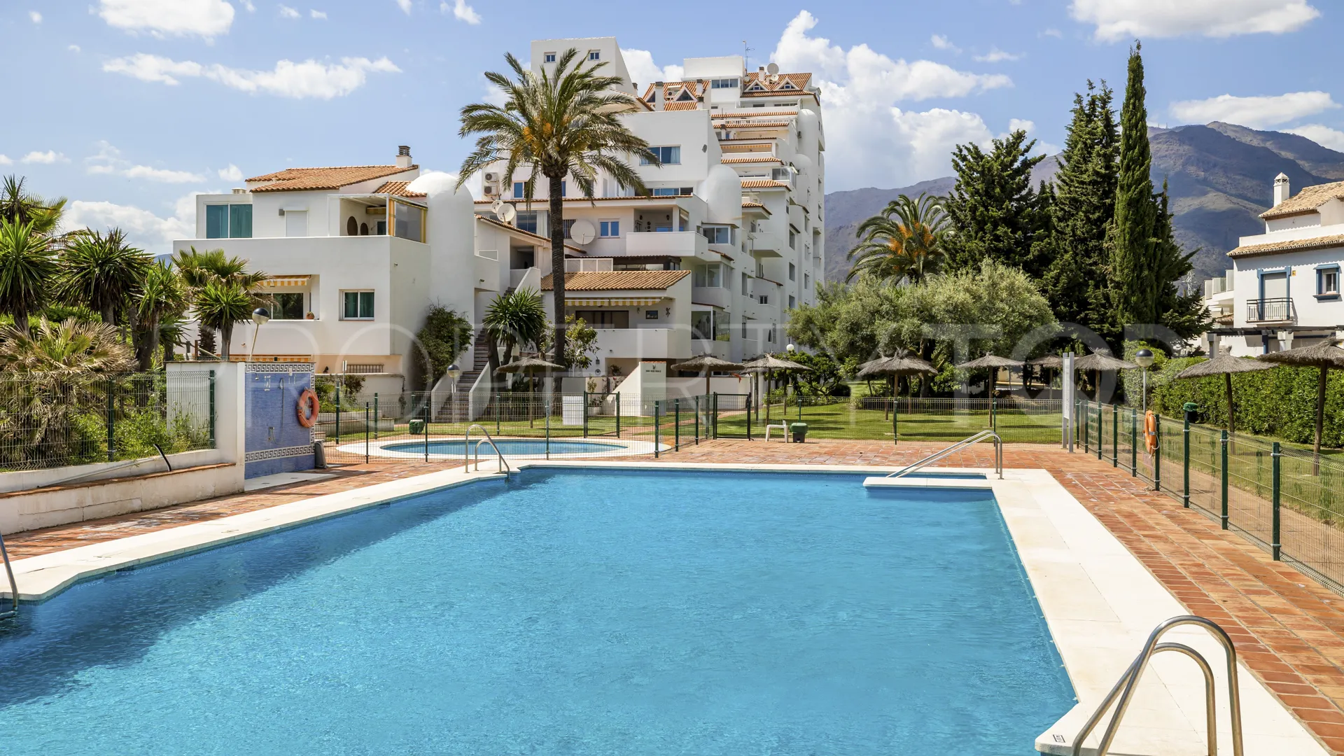For sale penthouse with 3 bedrooms in Estepona