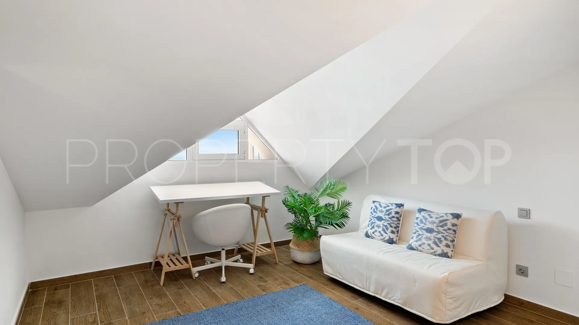 For sale penthouse with 3 bedrooms in Estepona