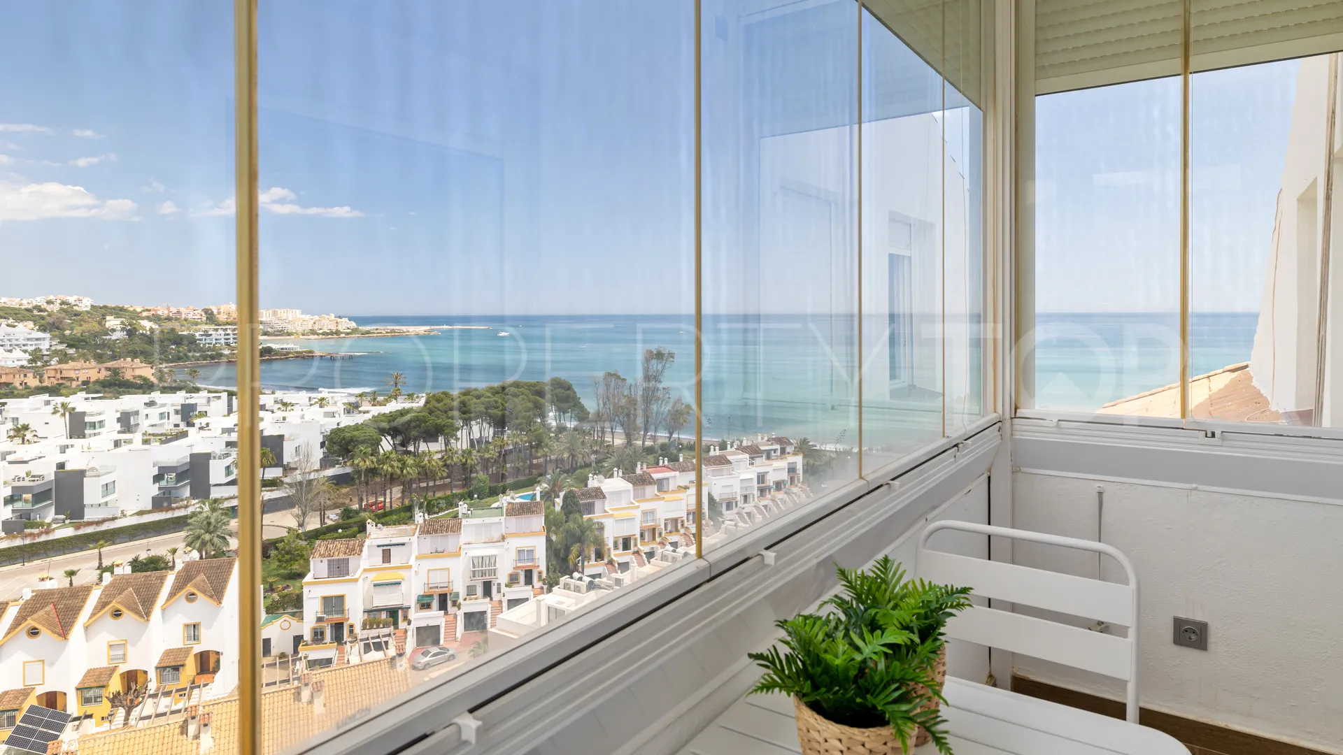 For sale penthouse with 3 bedrooms in Estepona