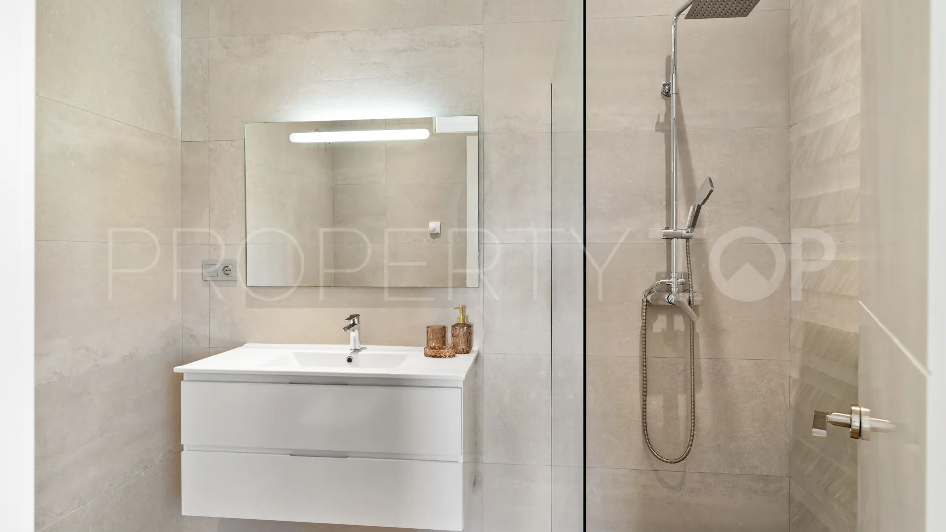 For sale penthouse with 3 bedrooms in Estepona