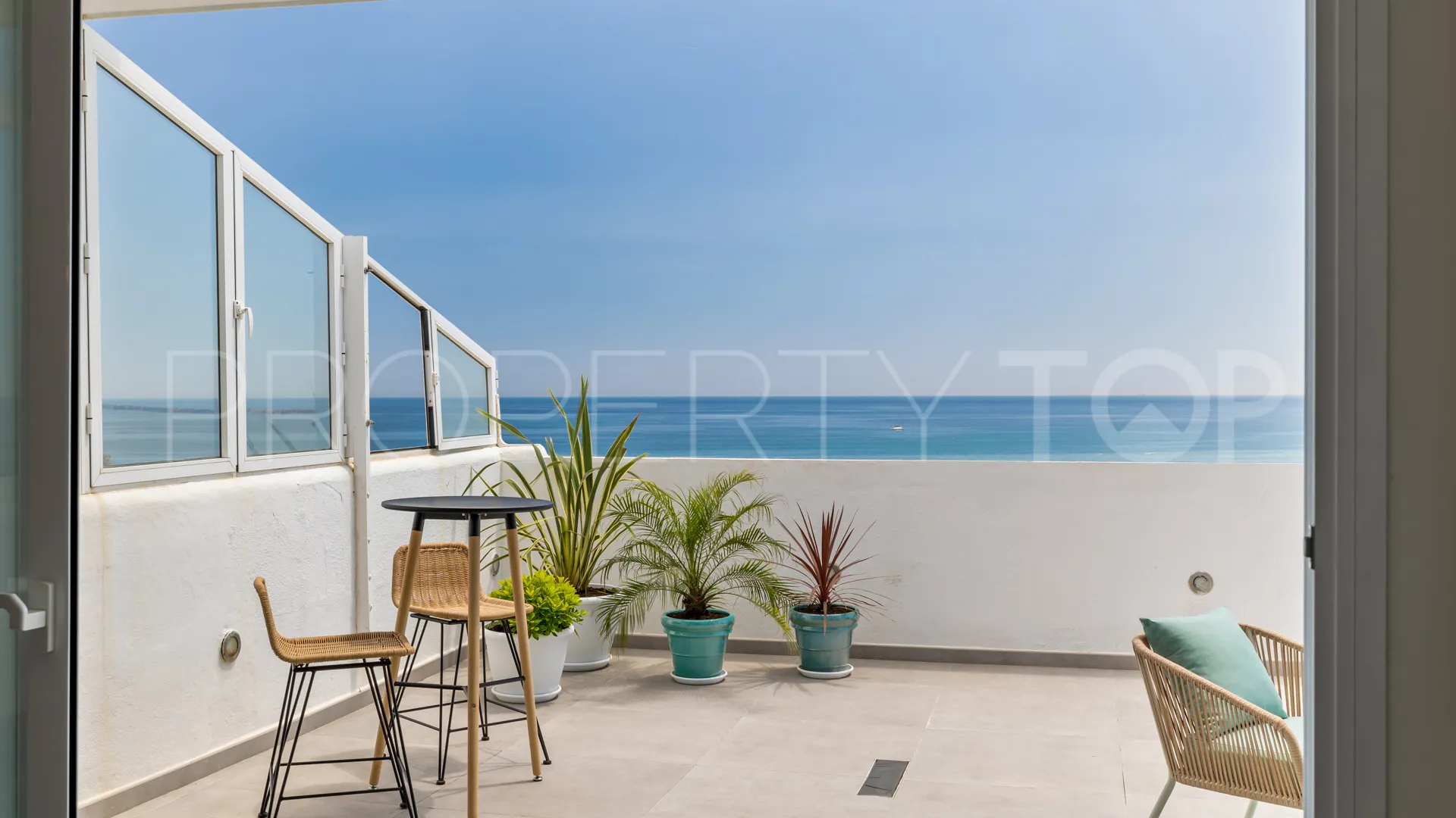 For sale penthouse with 3 bedrooms in Estepona