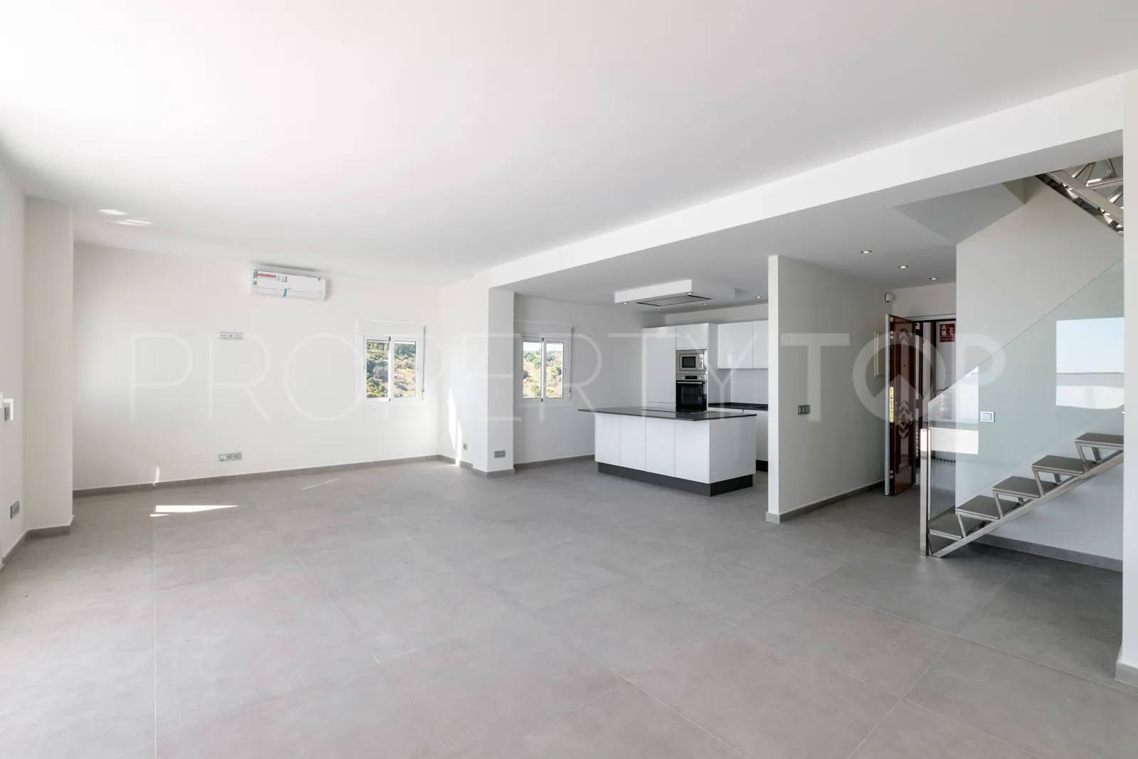 3 bedrooms penthouse in Estepona for sale