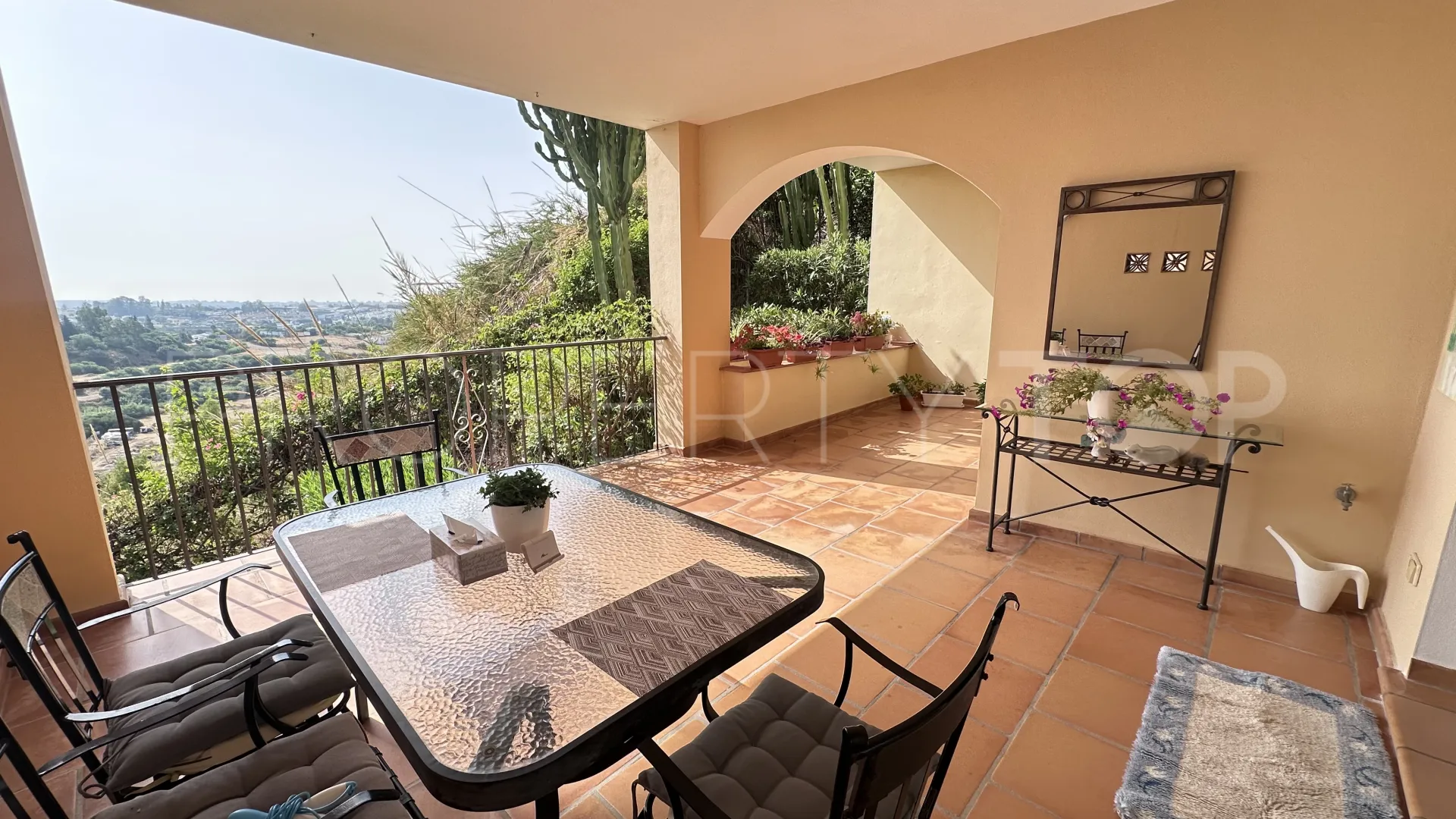 For sale apartment with 2 bedrooms in Benahavis