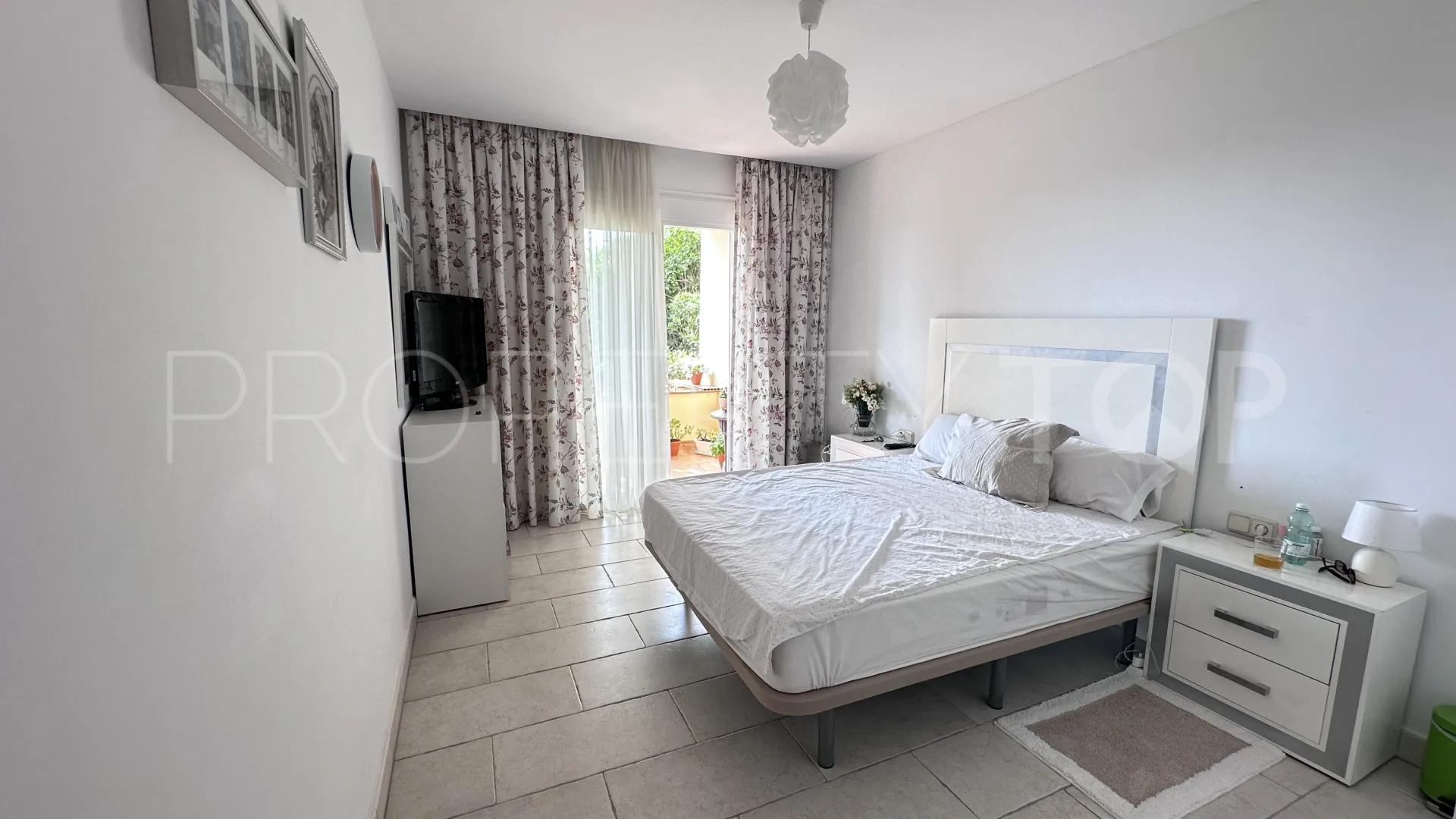 For sale apartment with 2 bedrooms in Benahavis