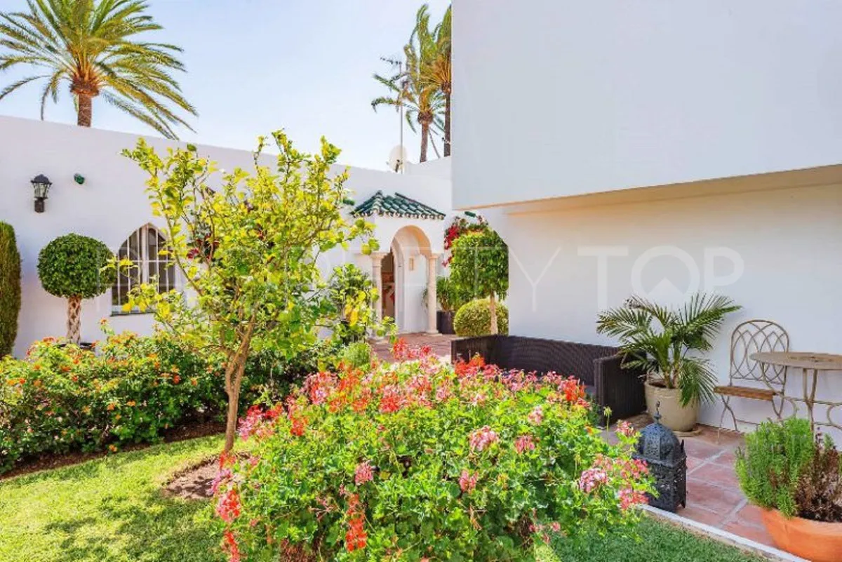 For sale town house in Marbella Golden Mile with 3 bedrooms