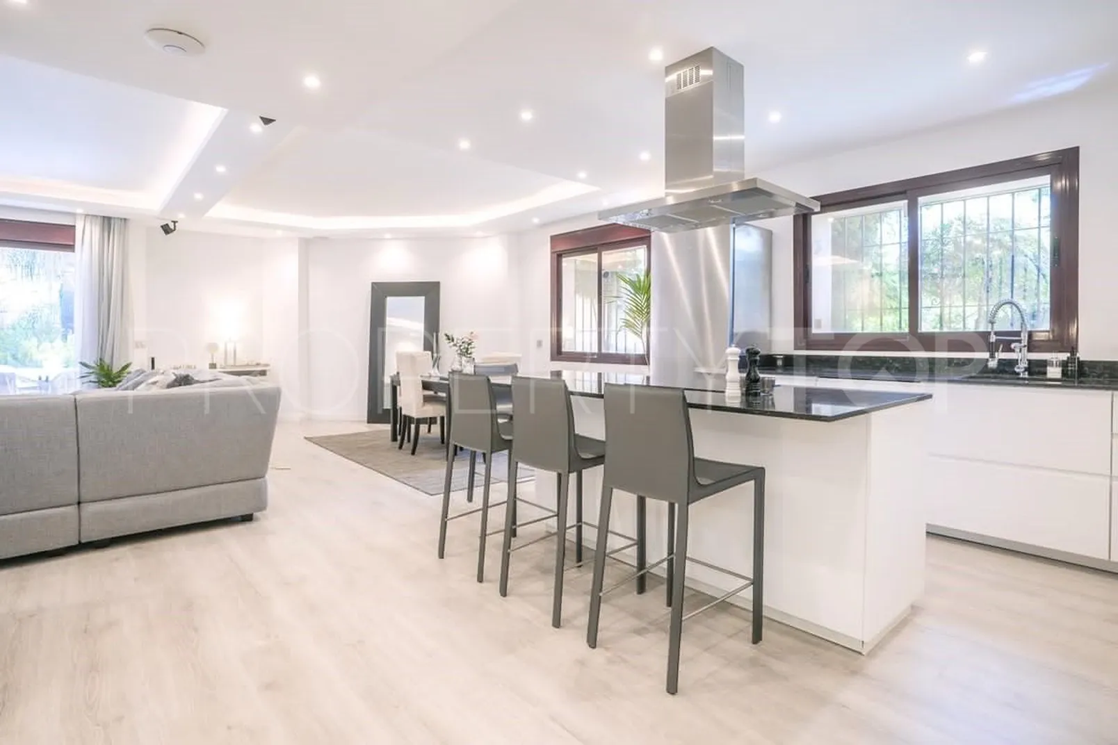 Marbella Golden Mile, villa pareada de 4 dormitorios en venta