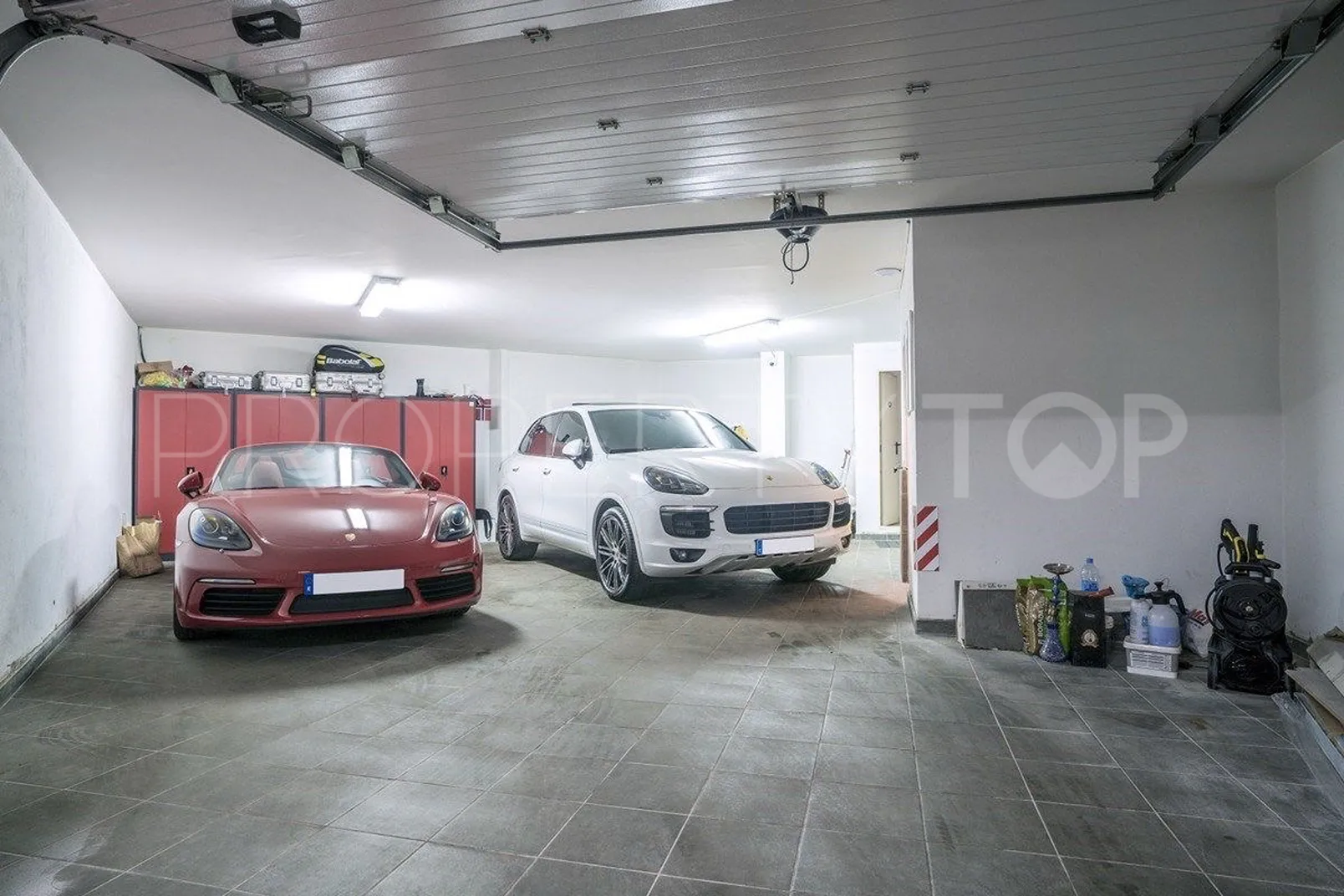 Marbella Golden Mile, villa pareada de 4 dormitorios en venta