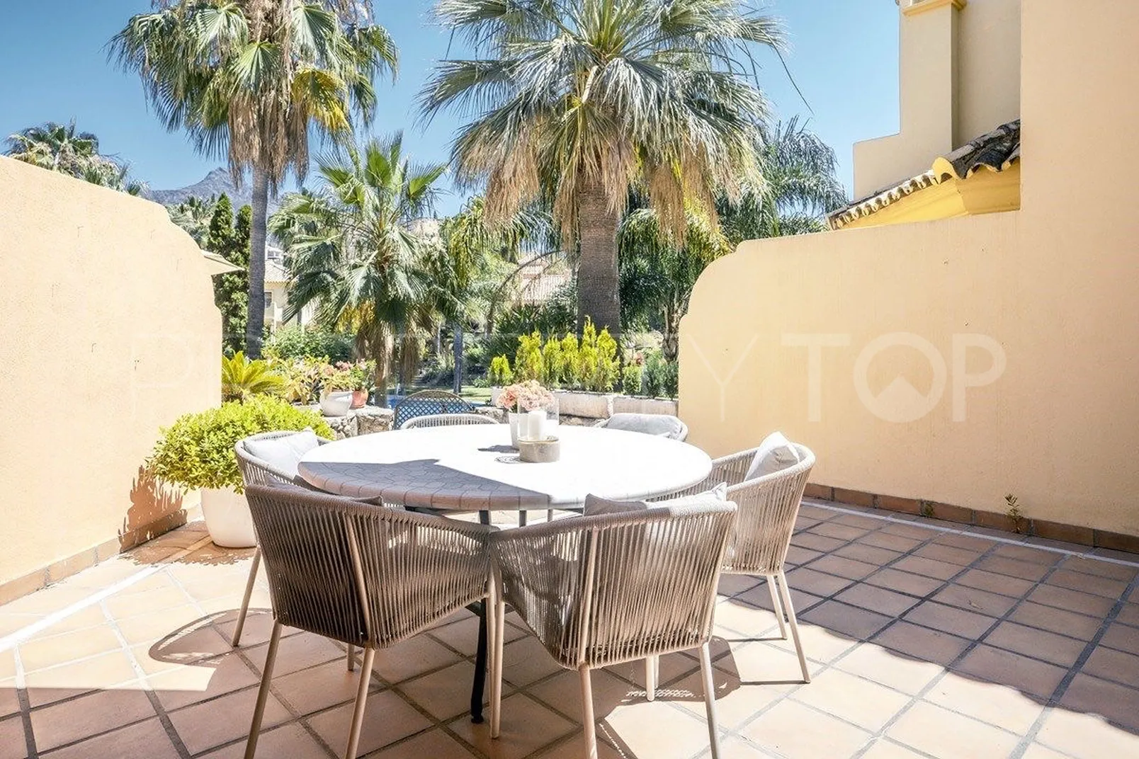 Marbella Golden Mile, villa pareada de 4 dormitorios en venta