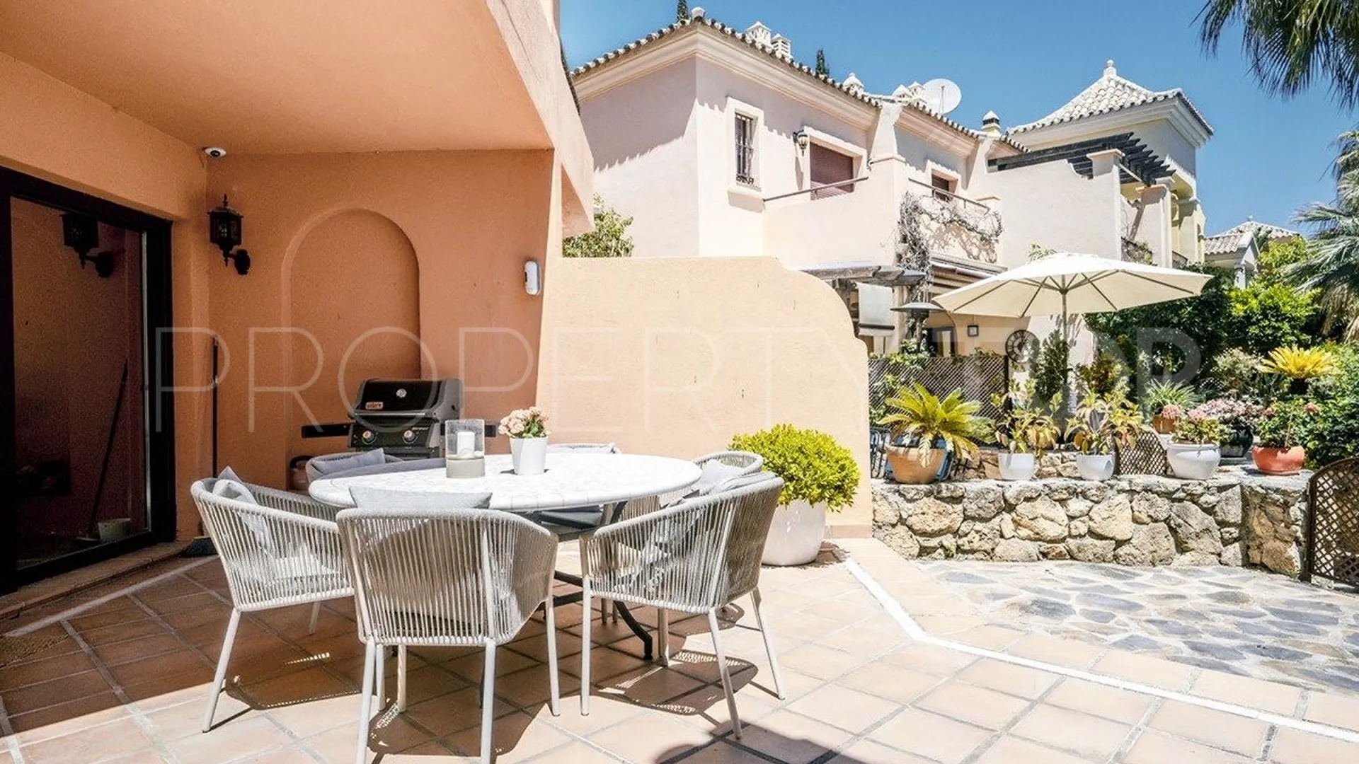 Marbella Golden Mile, villa pareada de 4 dormitorios en venta
