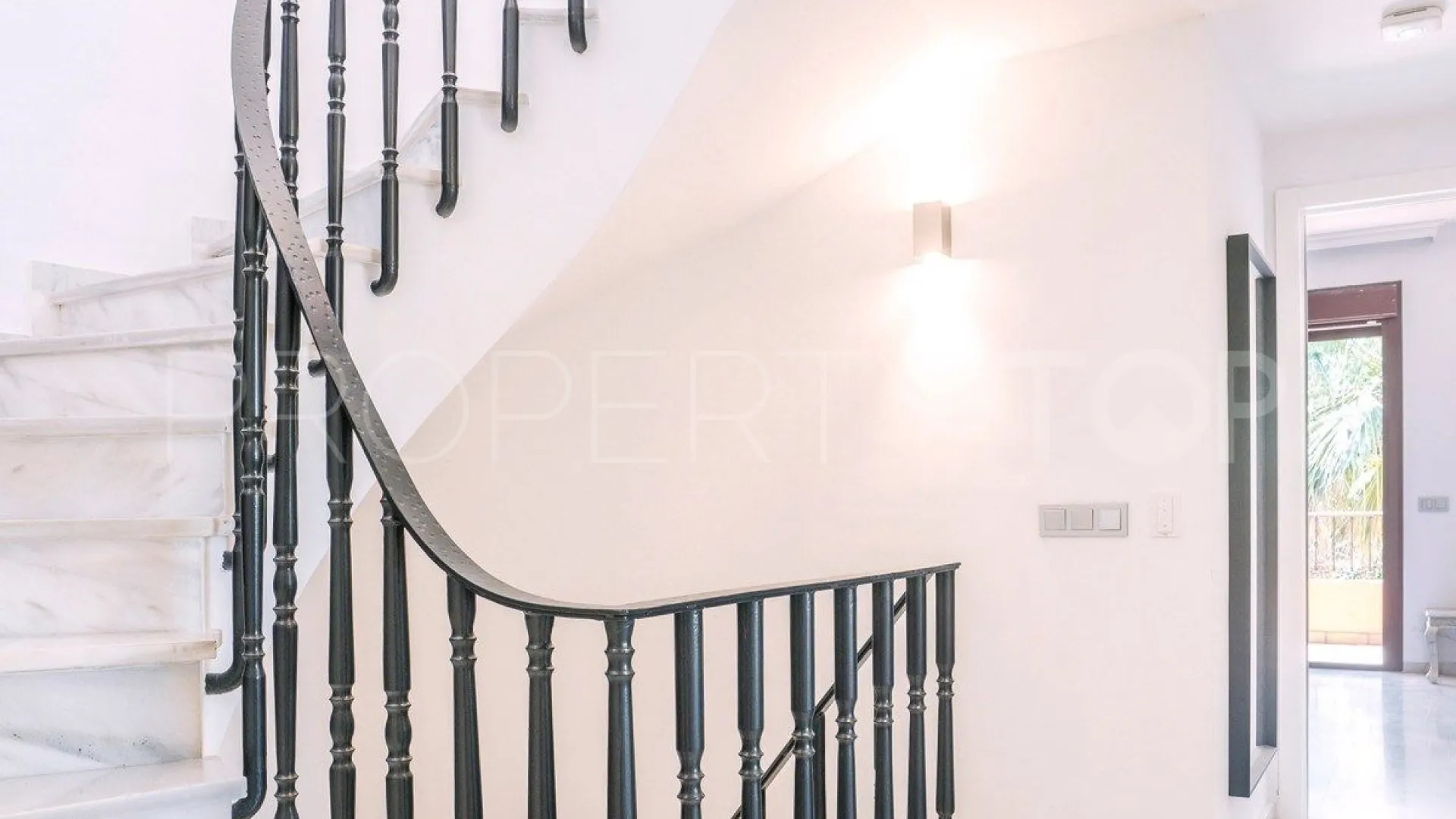 Marbella Golden Mile, villa pareada de 4 dormitorios en venta
