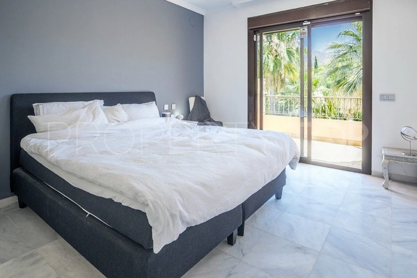 Marbella Golden Mile, villa pareada de 4 dormitorios en venta