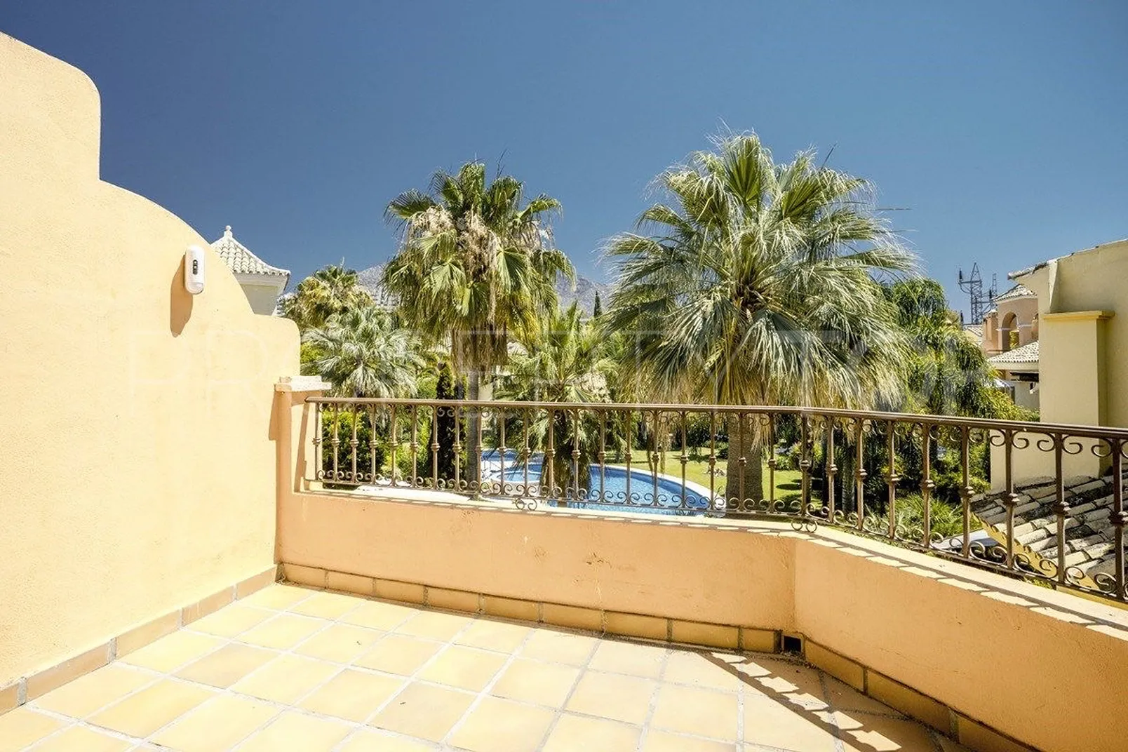 Marbella Golden Mile, villa pareada de 4 dormitorios en venta