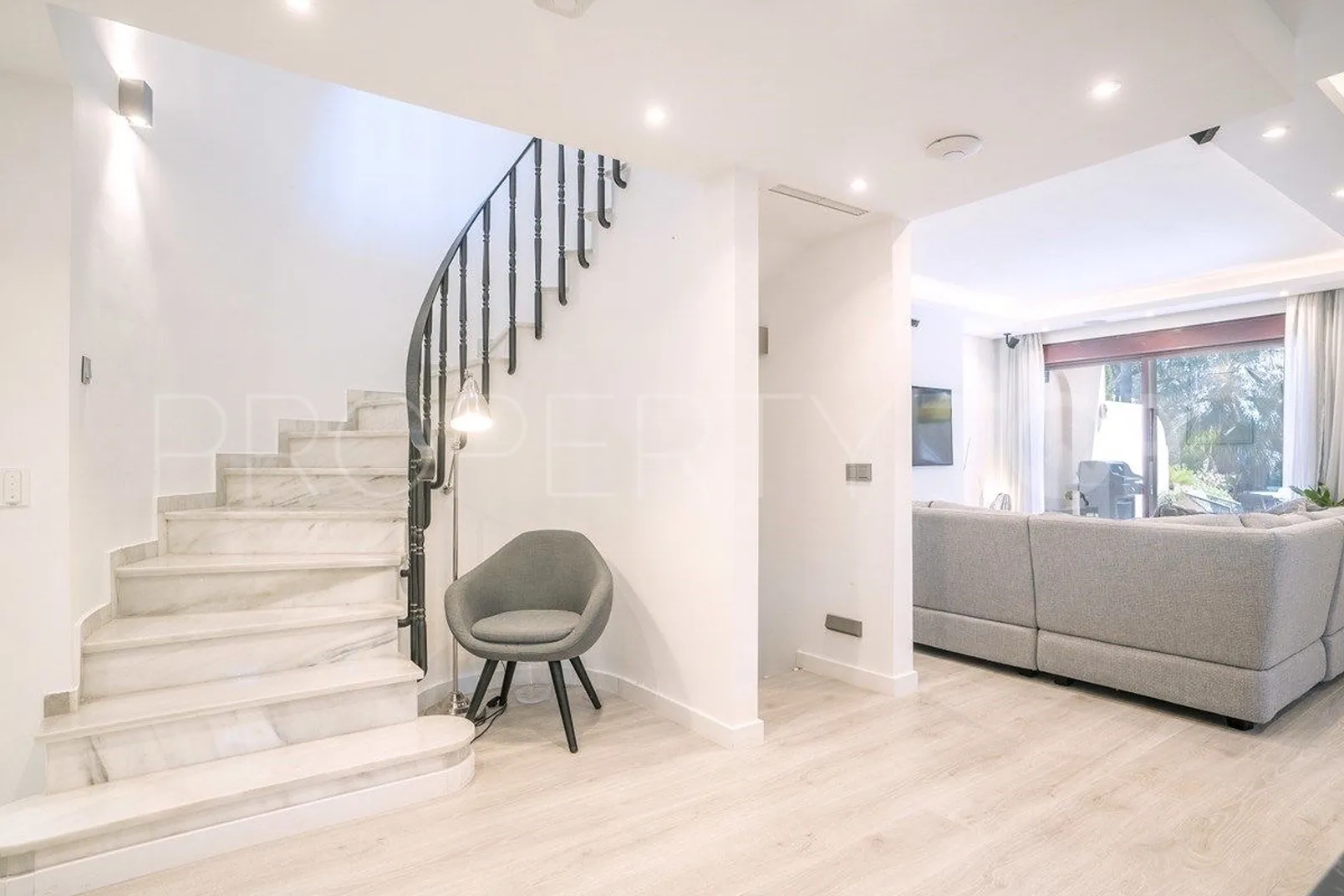Marbella Golden Mile, villa pareada de 4 dormitorios en venta