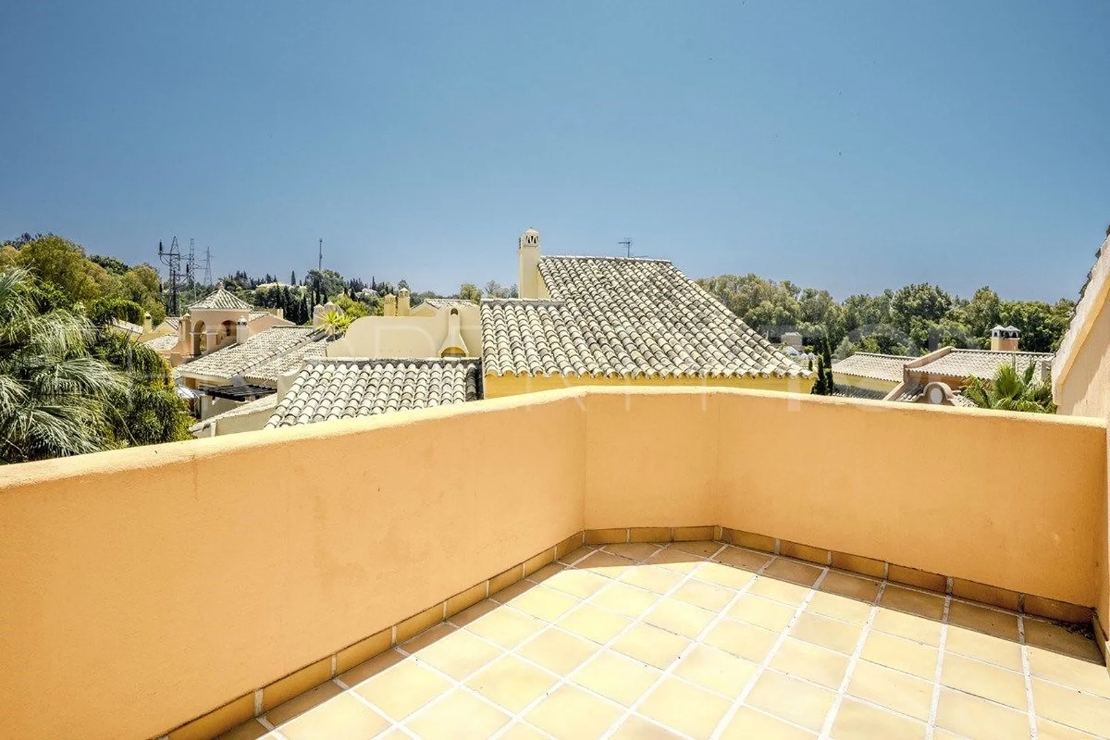 Marbella Golden Mile, villa pareada de 4 dormitorios en venta