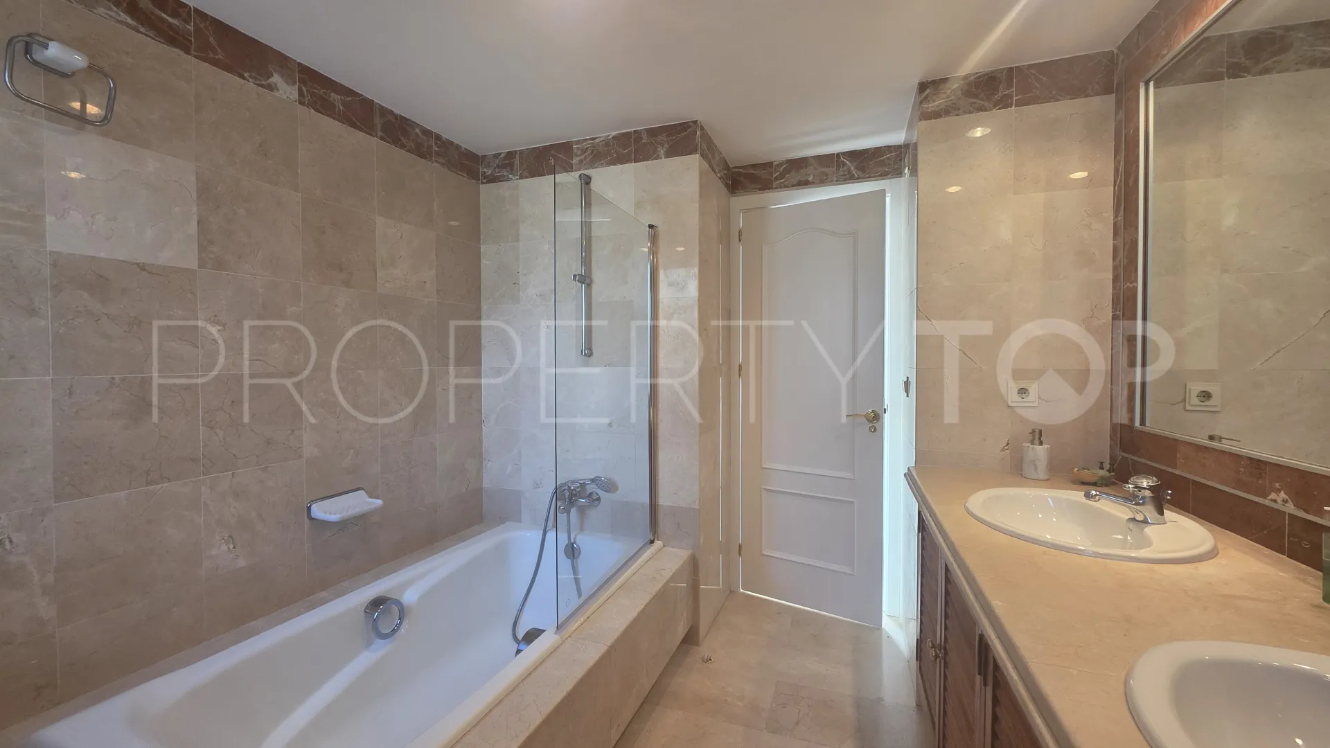 For sale town house in Alcaidesa Costa