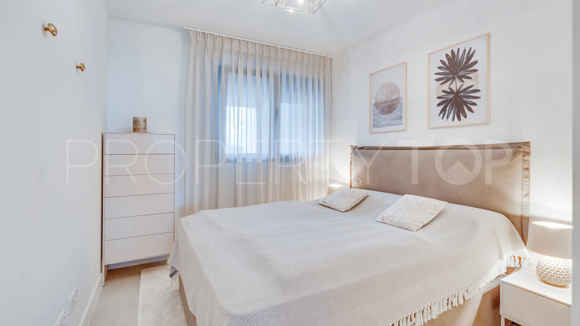 Apartamento planta baja de 2 dormitorios en venta en Princesa Kristina