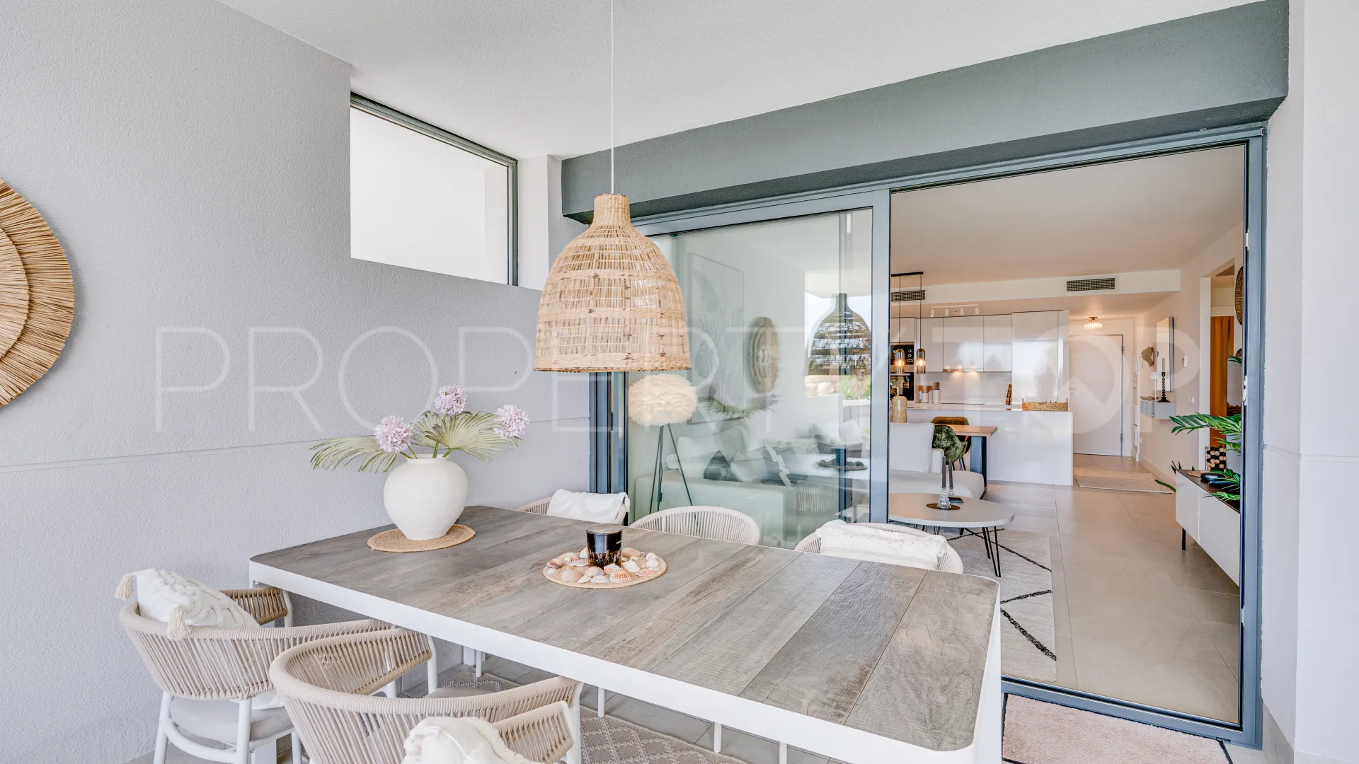 Apartamento planta baja de 2 dormitorios en venta en Princesa Kristina