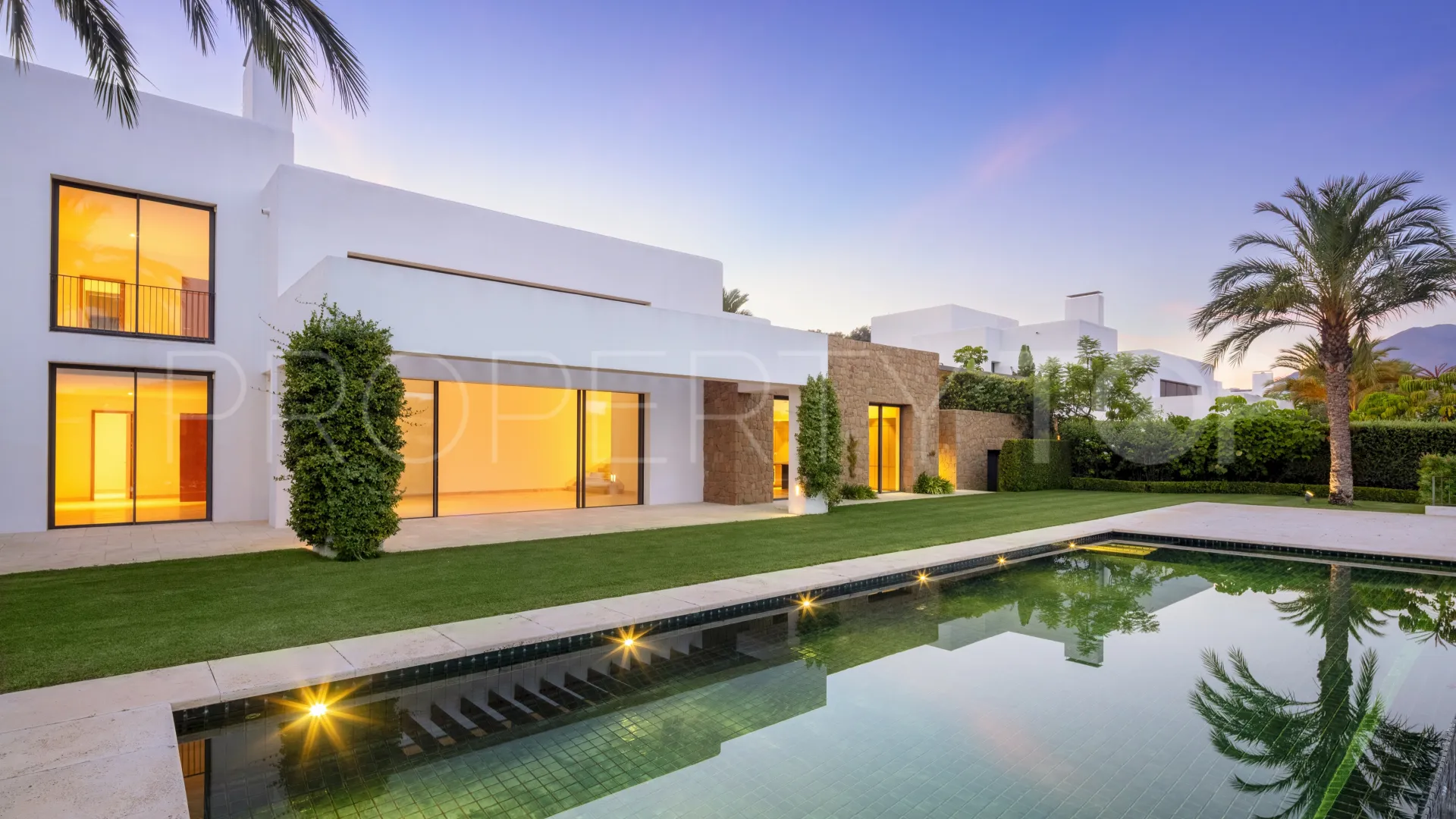Villa for sale in Casares