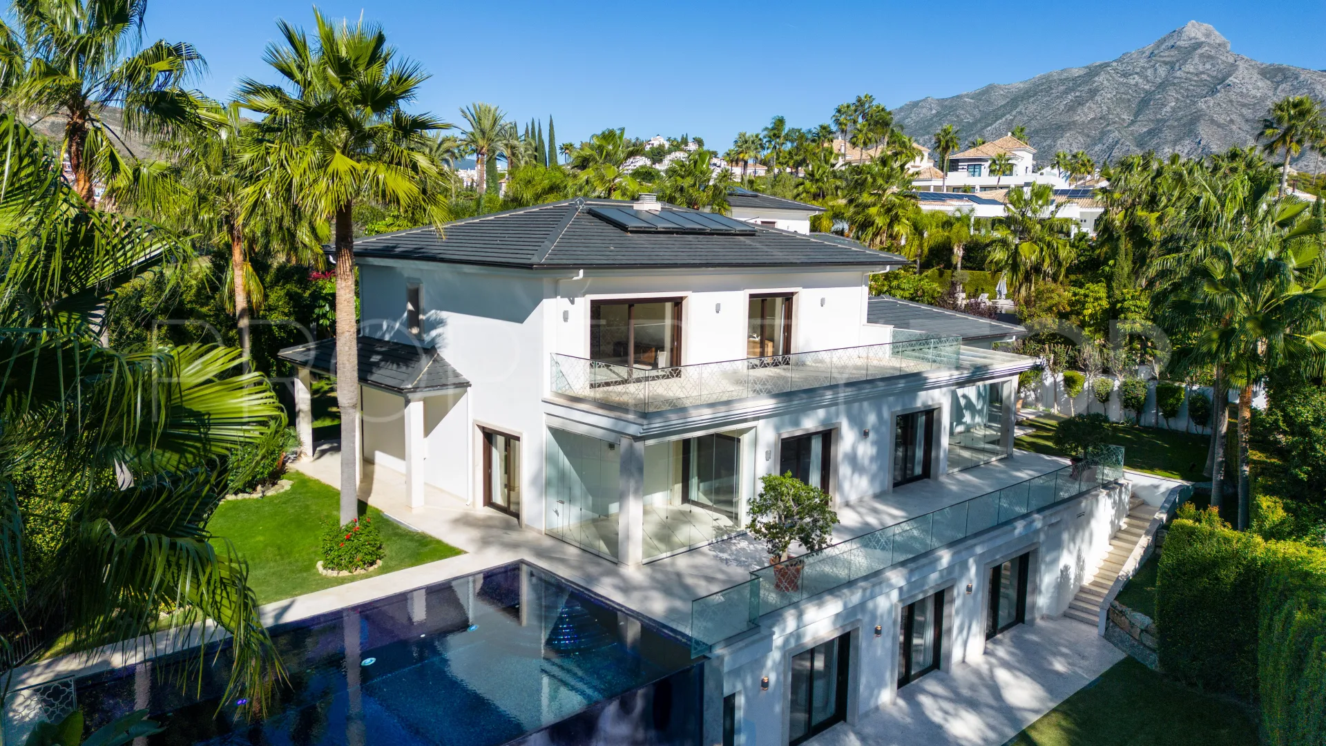 Villa with 5 bedrooms for sale in Nueva Andalucia
