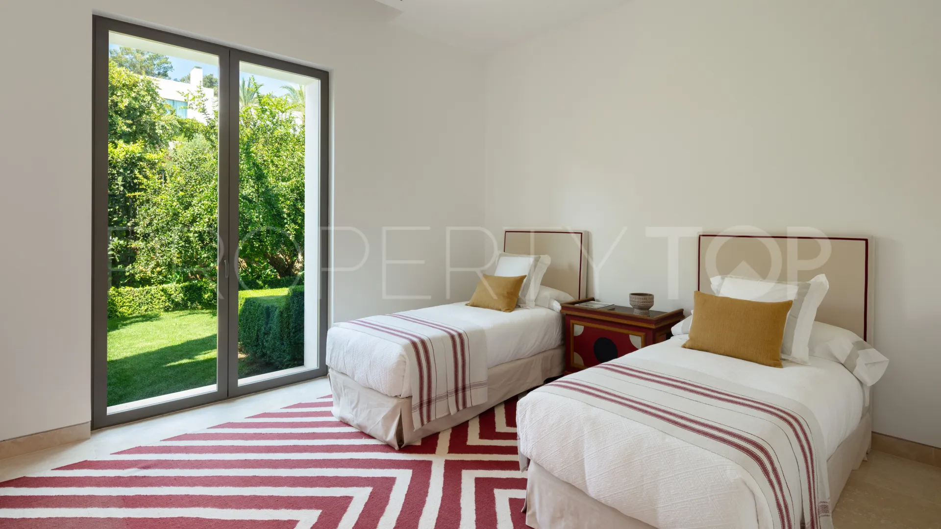 Se vende villa con 6 dormitorios en Casares