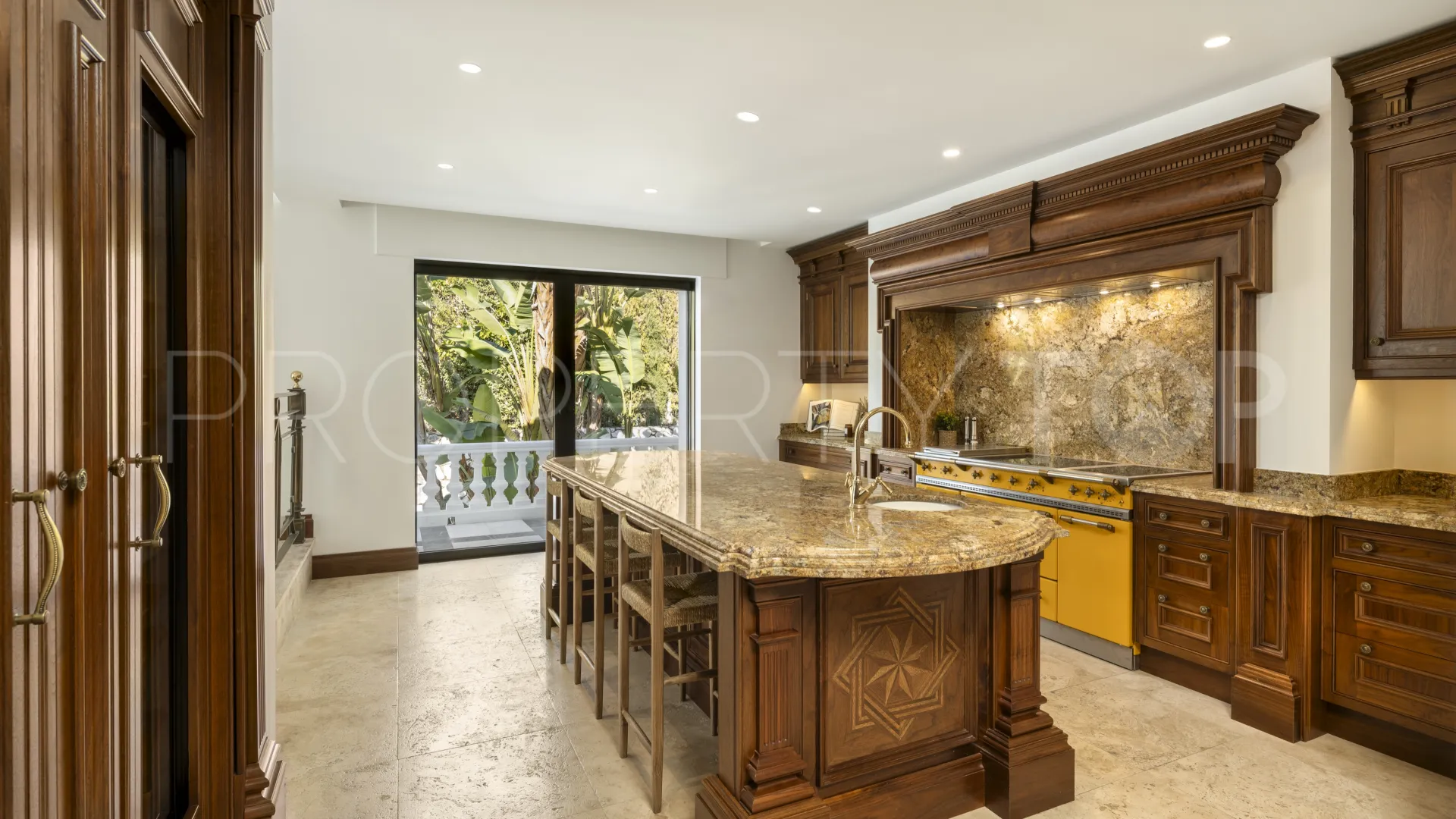 Villa for sale in Nueva Andalucia with 12 bedrooms