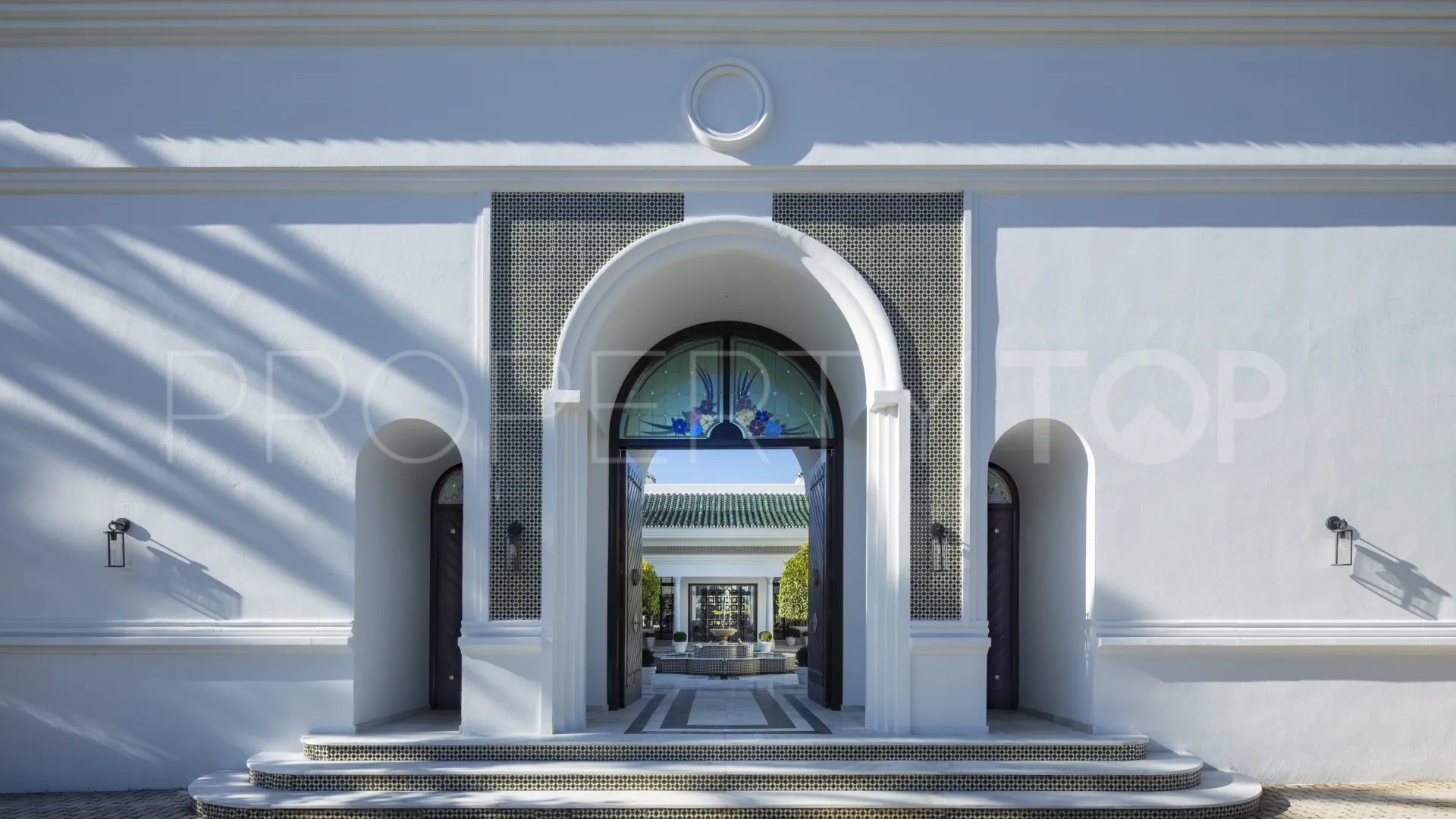 Villa for sale in Nueva Andalucia with 12 bedrooms