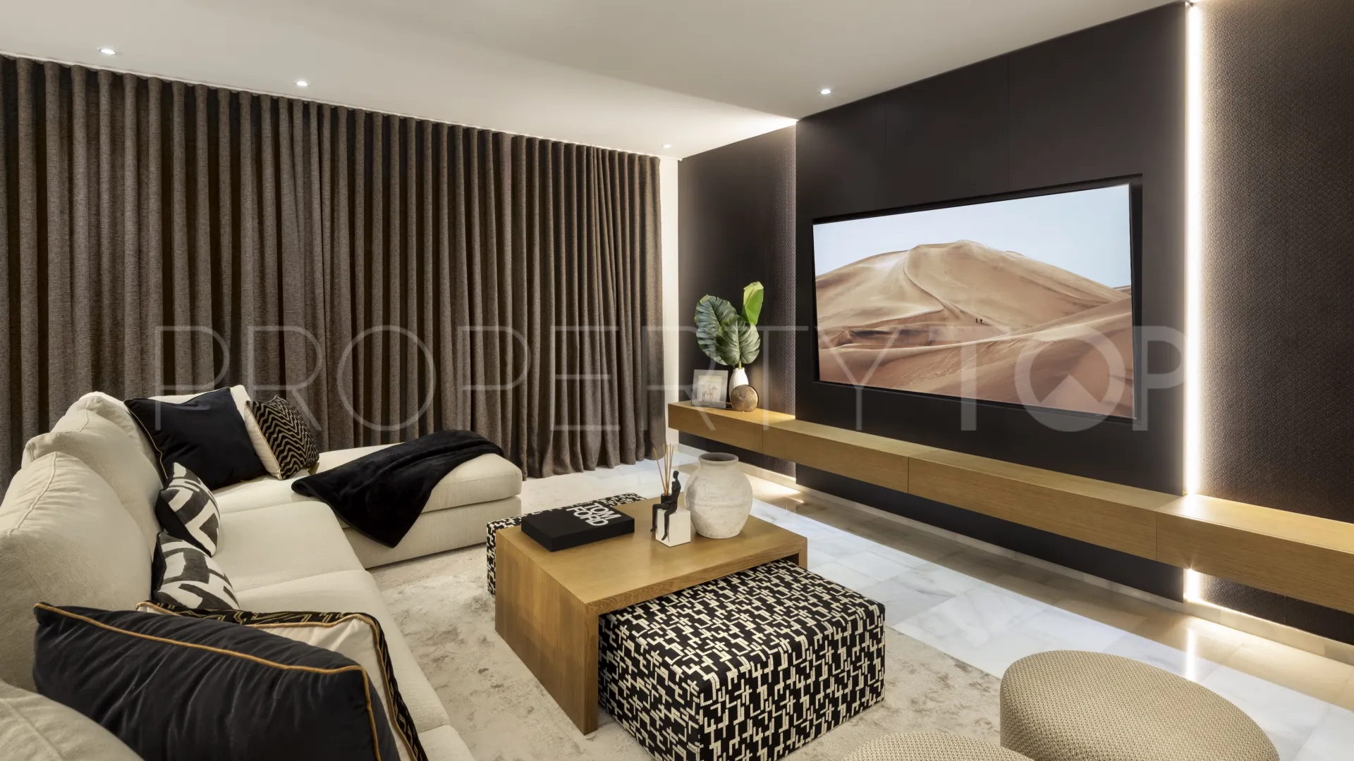 Villa for sale in Nueva Andalucia with 12 bedrooms