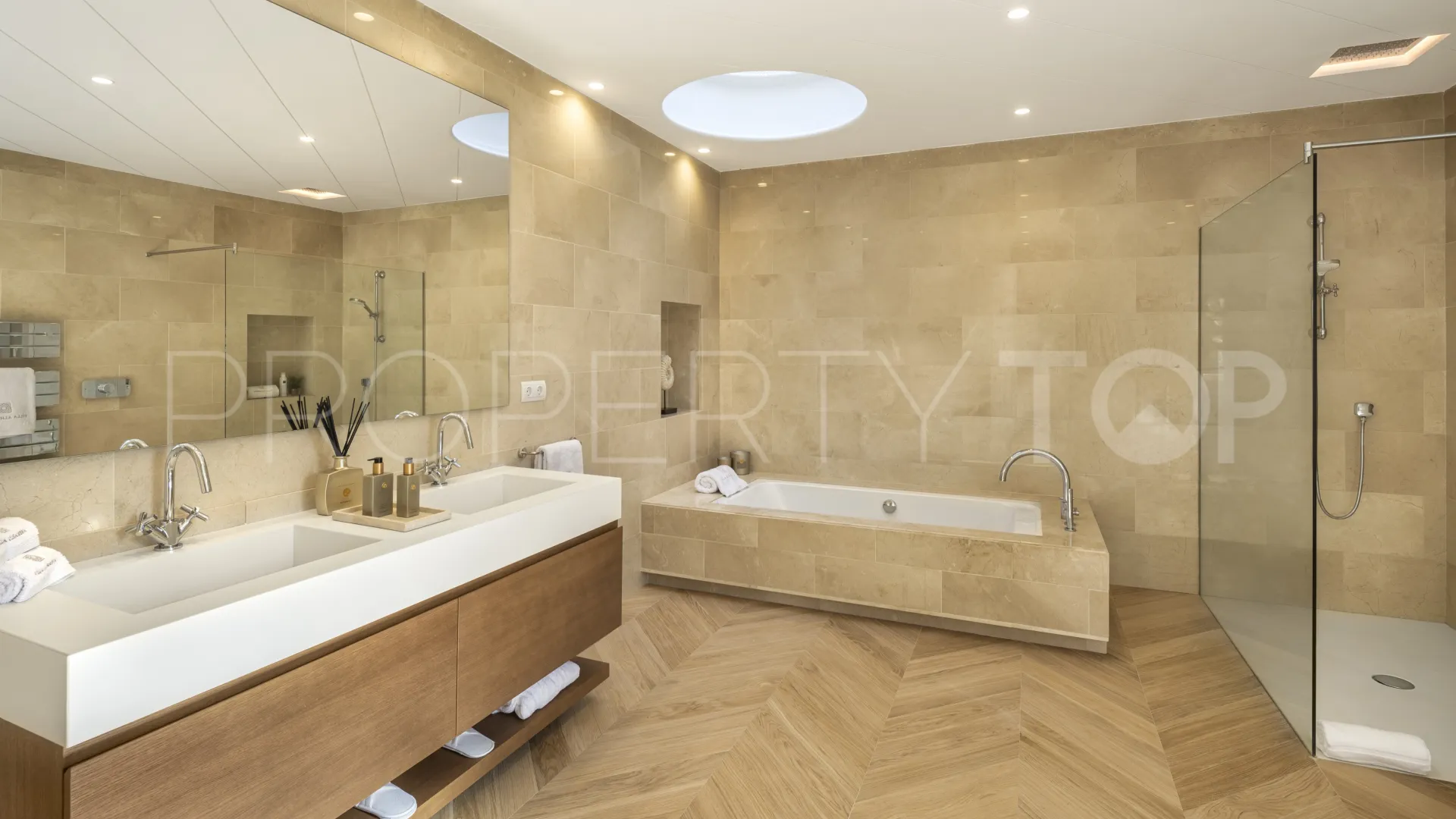 Villa for sale in Nueva Andalucia with 12 bedrooms