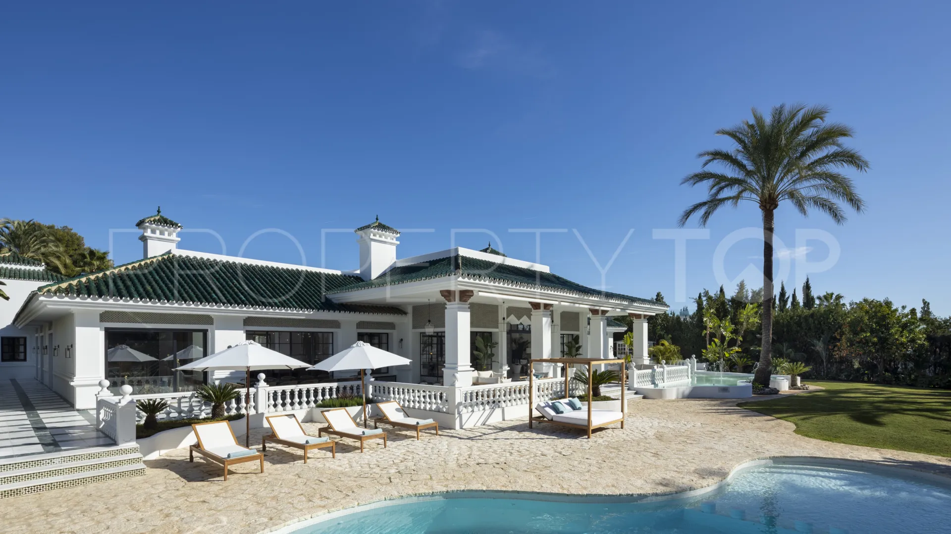 Villa for sale in Nueva Andalucia with 12 bedrooms