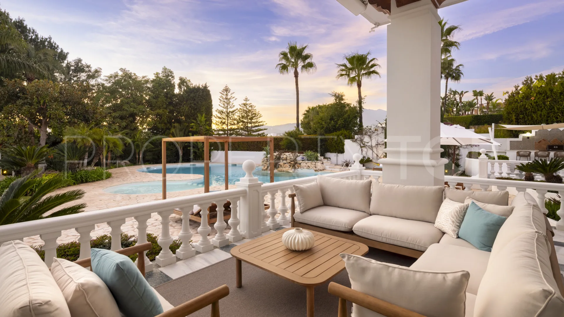 Villa for sale in Nueva Andalucia with 12 bedrooms