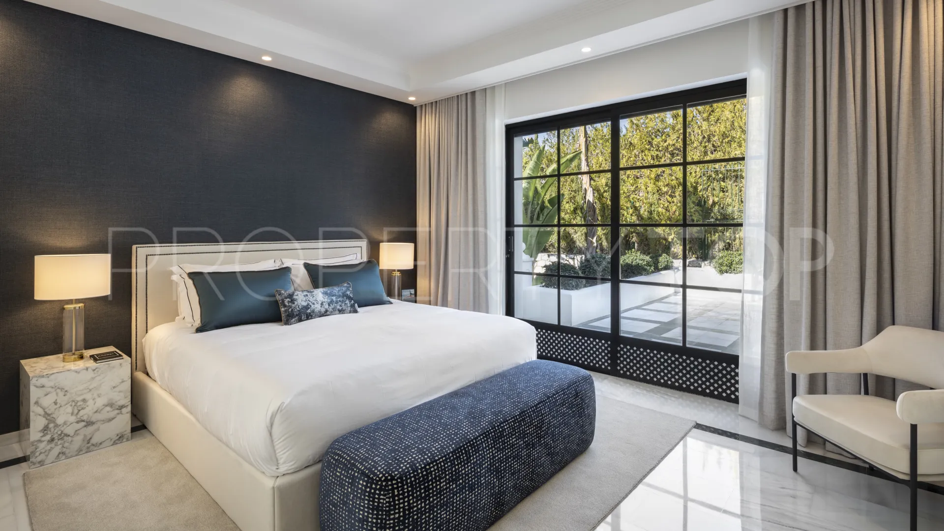 Villa for sale in Nueva Andalucia with 12 bedrooms