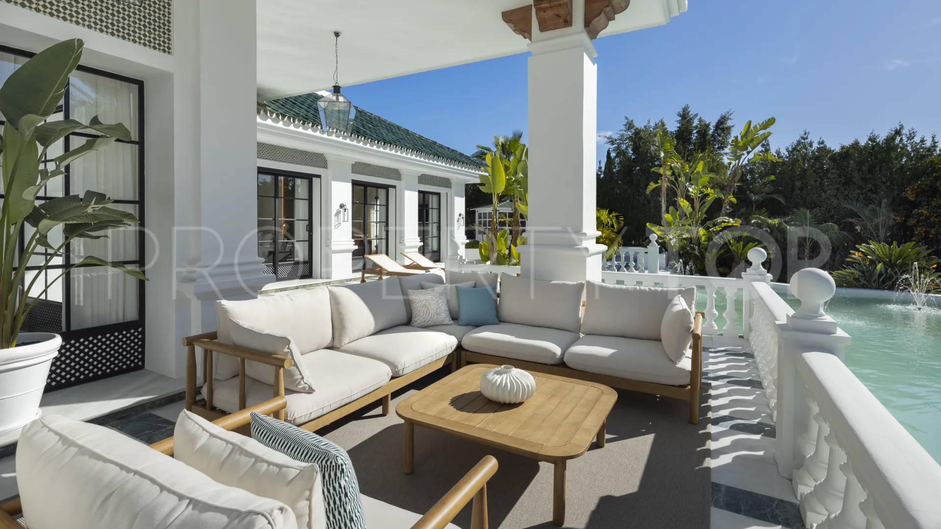 Villa for sale in Nueva Andalucia with 12 bedrooms