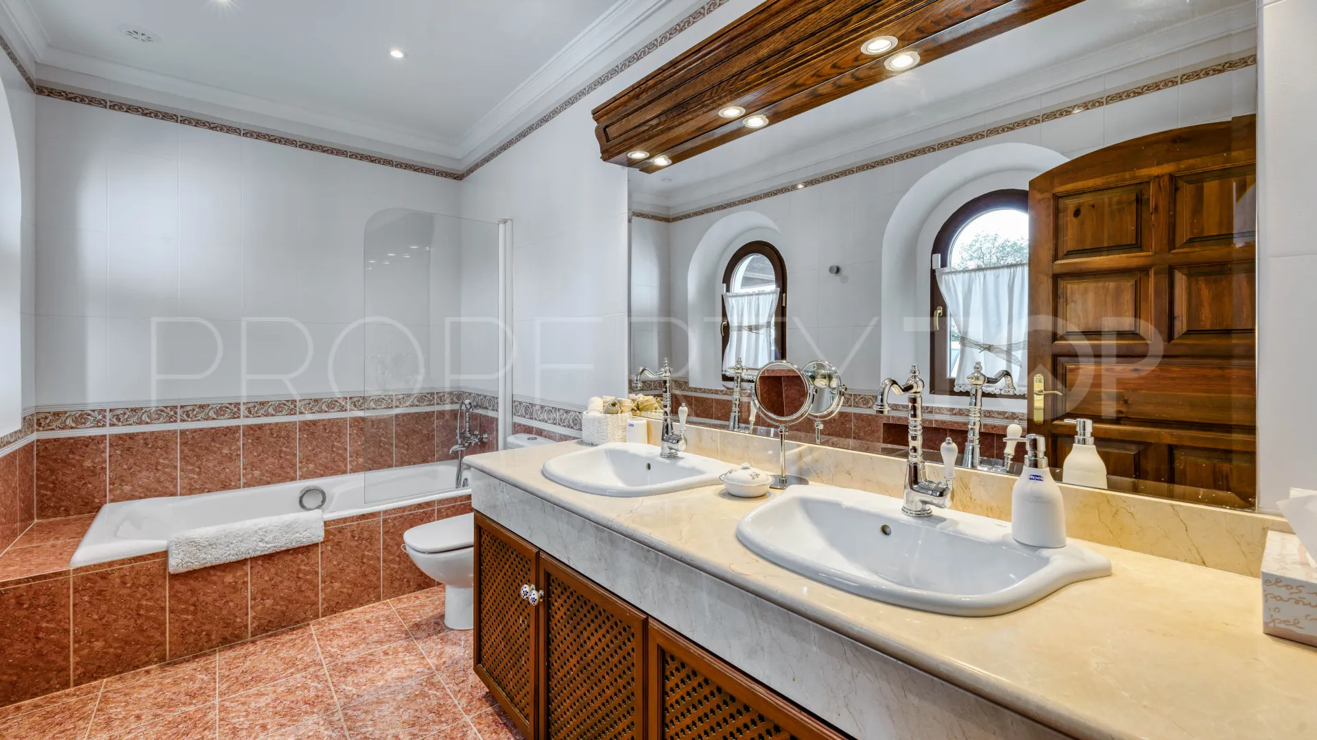 For sale finca in Marbella East with 7 bedrooms