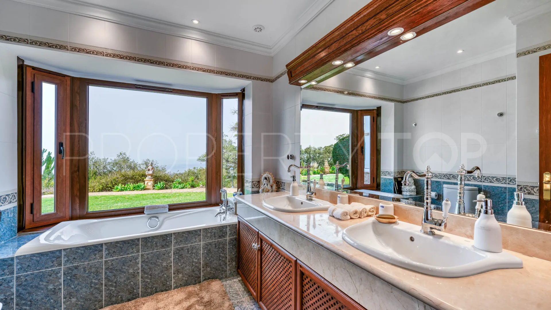 For sale finca in Marbella East with 7 bedrooms