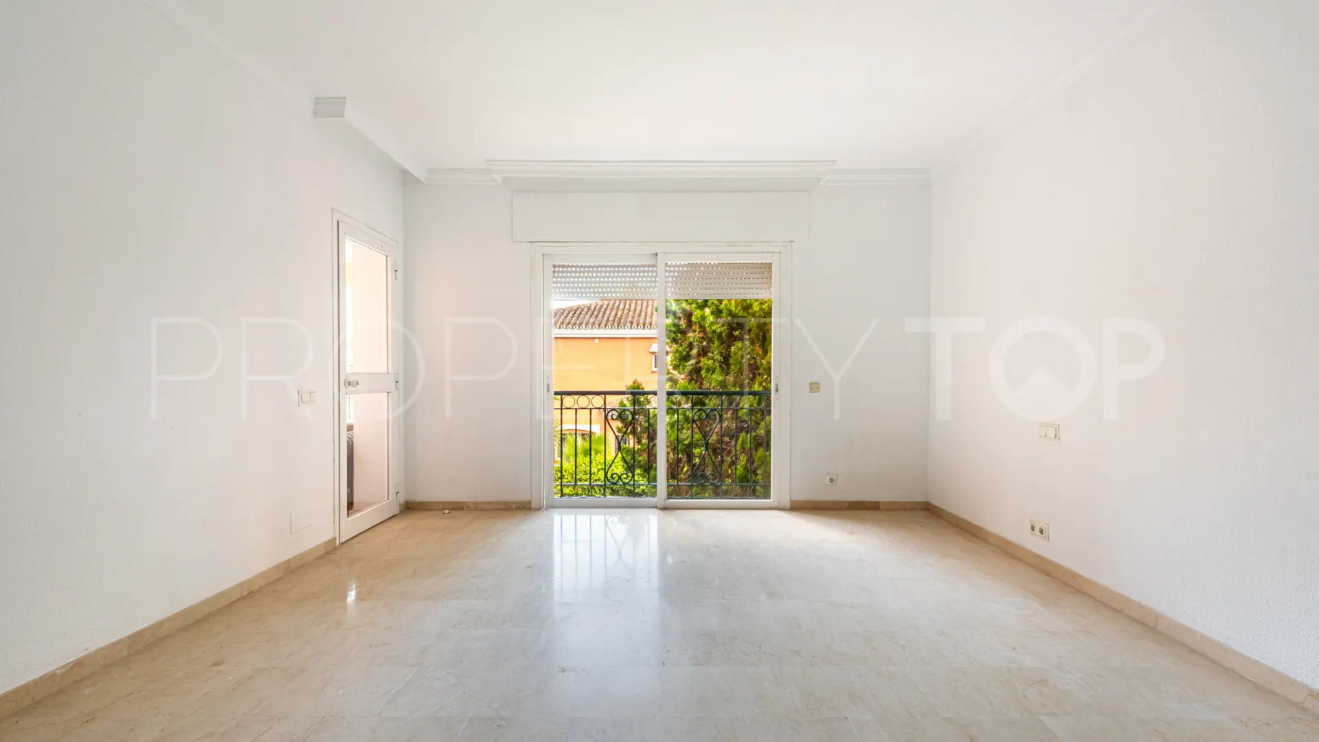 For sale 4 bedrooms penthouse in Beach Side New Golden Mile