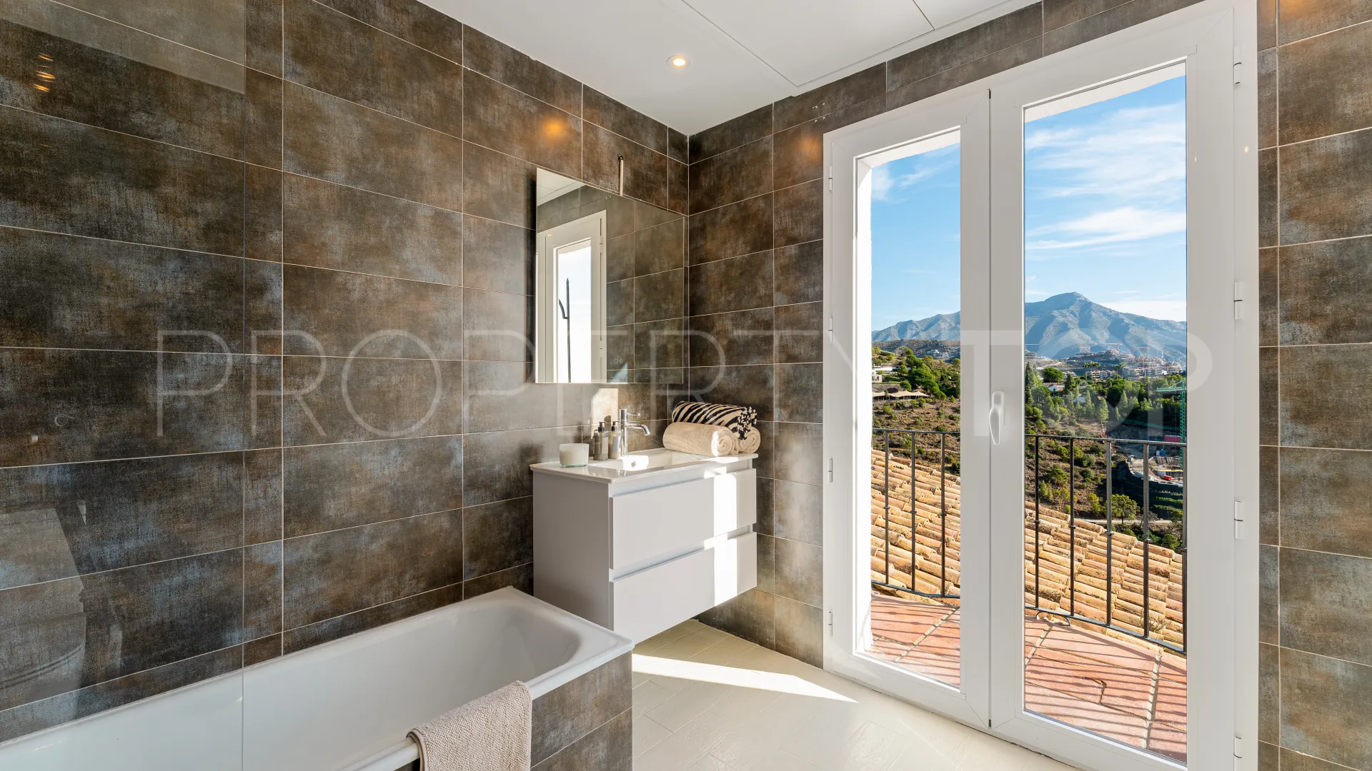 For sale villa with 6 bedrooms in Ctra. De Ronda