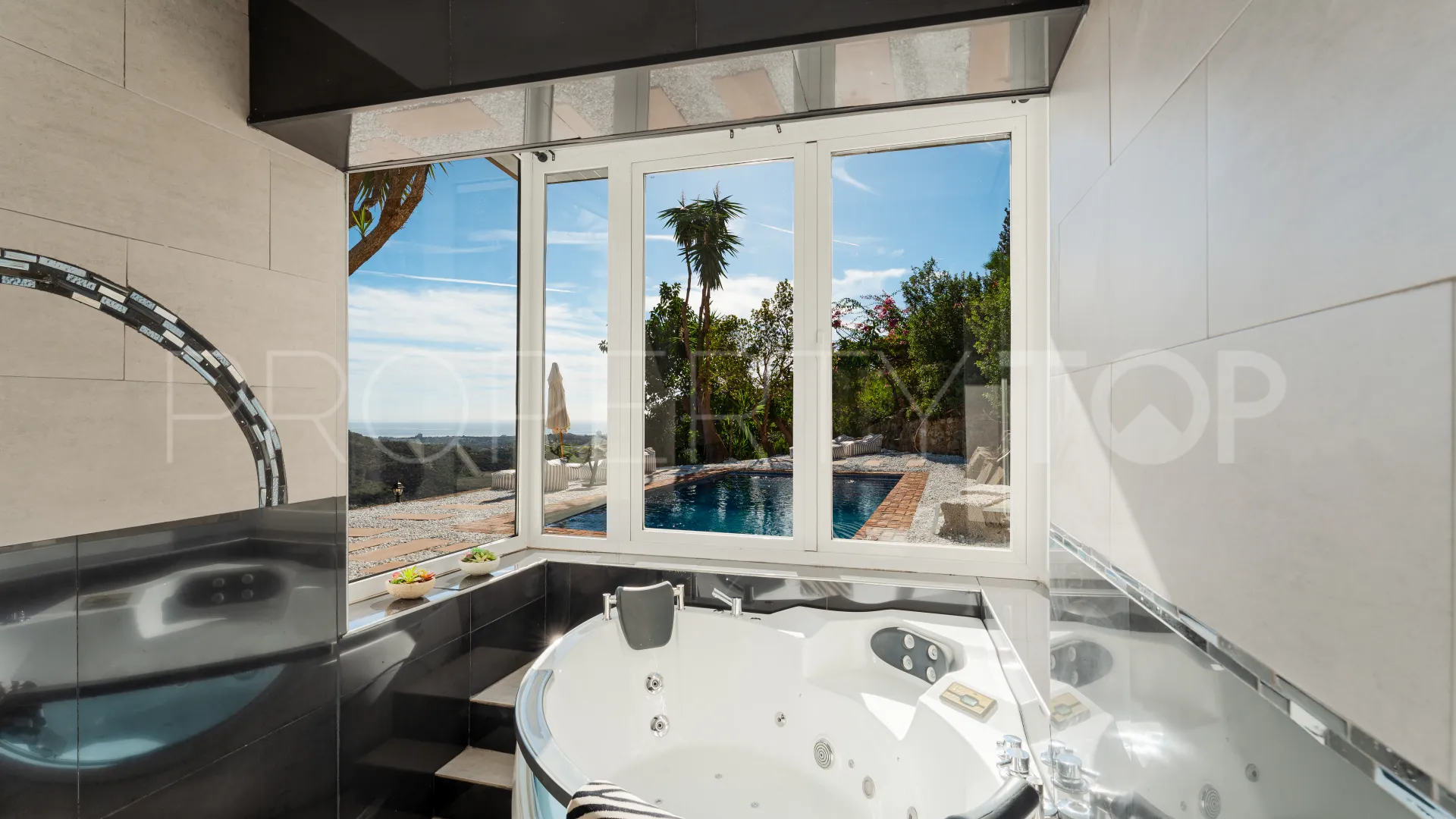 For sale villa with 6 bedrooms in Ctra. De Ronda