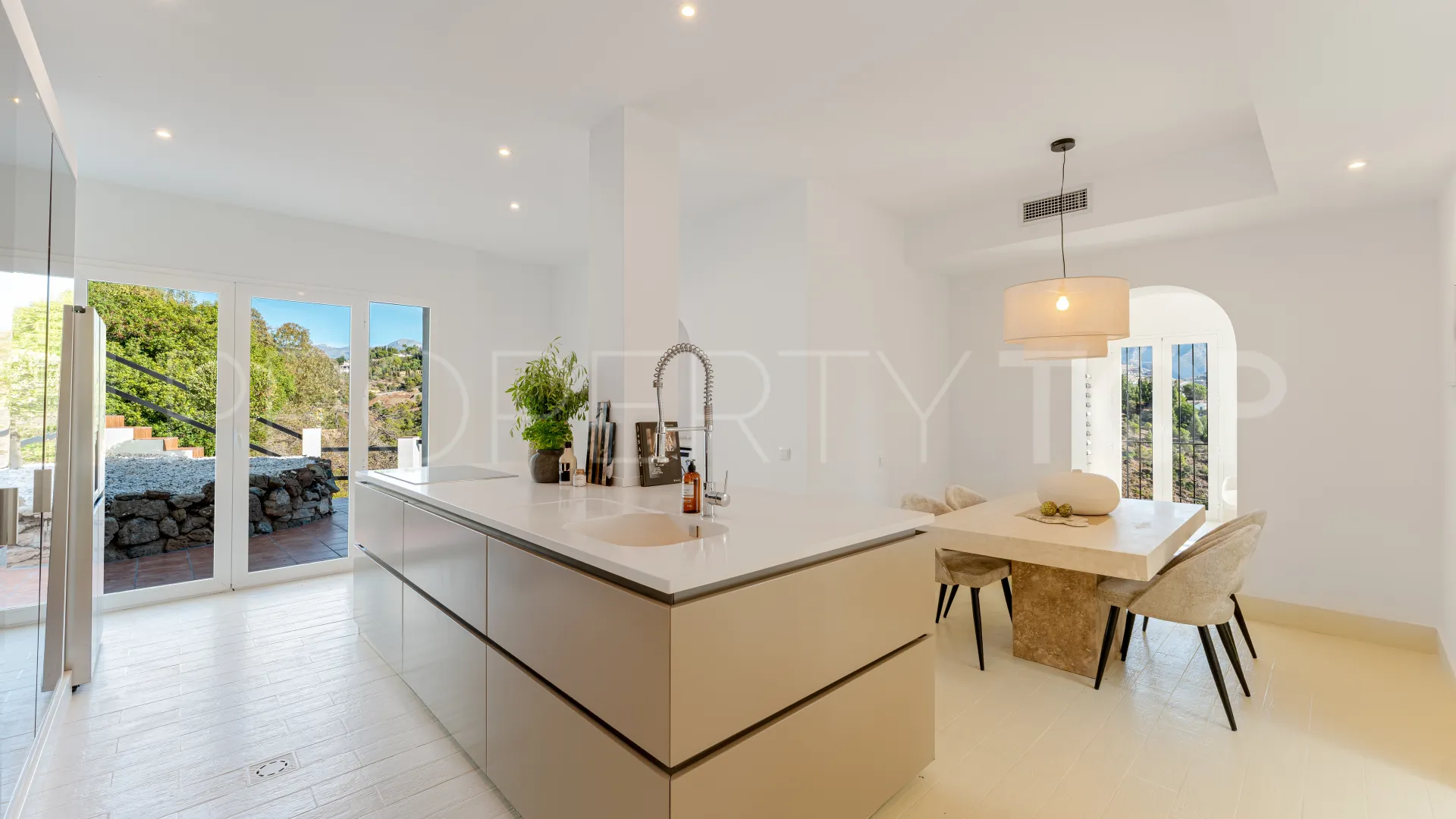 For sale villa with 6 bedrooms in Ctra. De Ronda