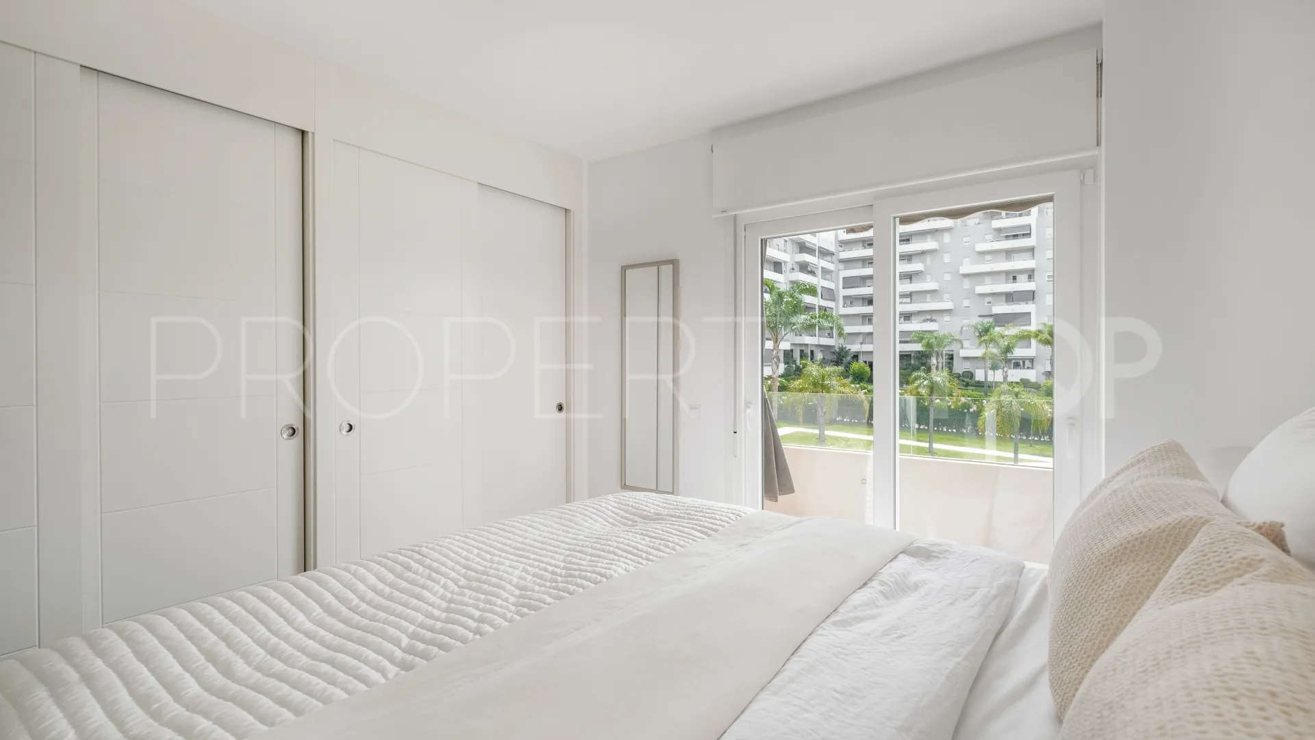 Se vende apartamento con 2 dormitorios en Nueva Andalucia