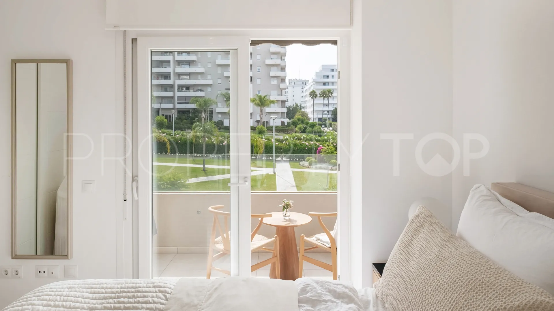 Se vende apartamento con 2 dormitorios en Nueva Andalucia