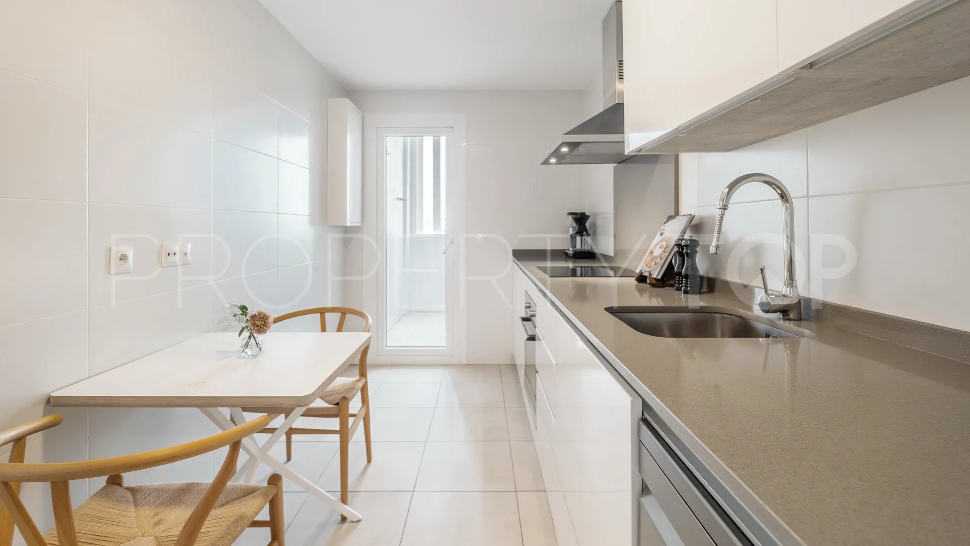 Se vende apartamento con 2 dormitorios en Nueva Andalucia