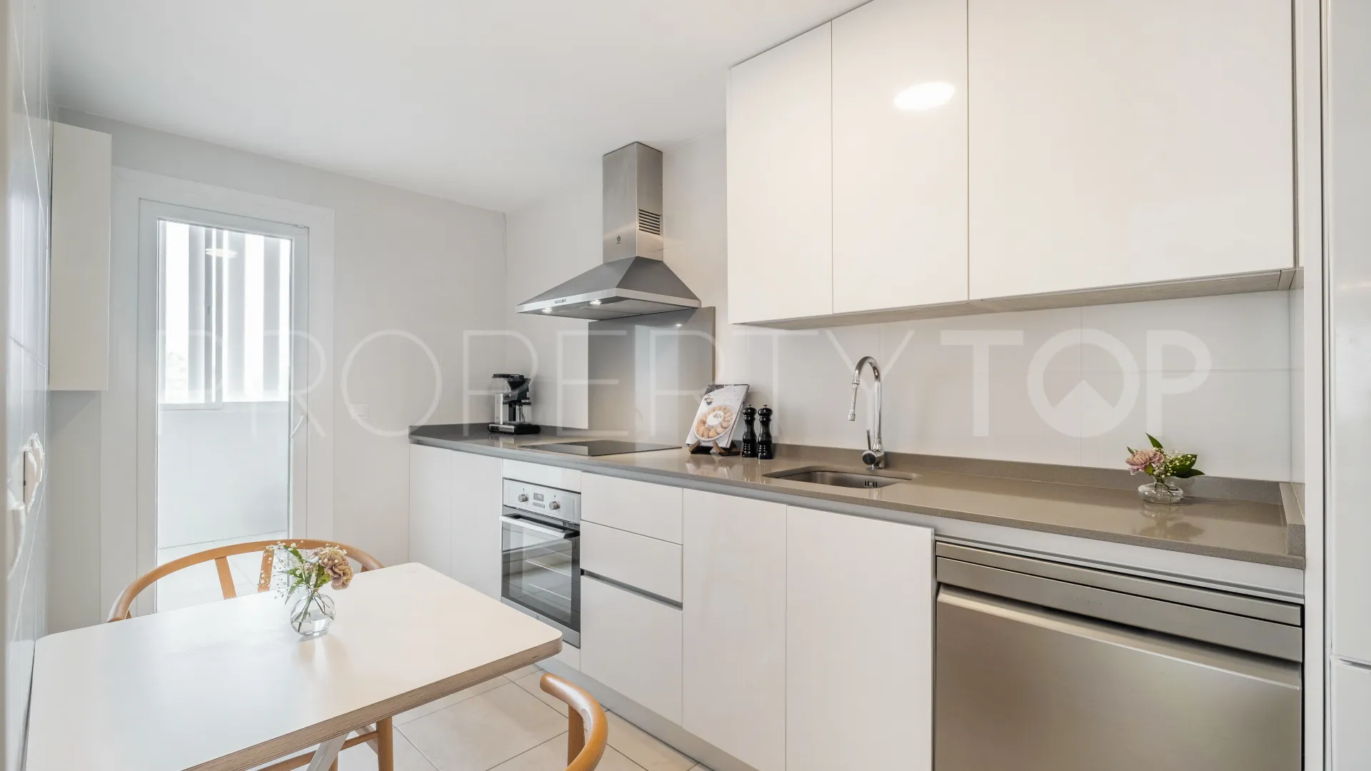 Se vende apartamento con 2 dormitorios en Nueva Andalucia