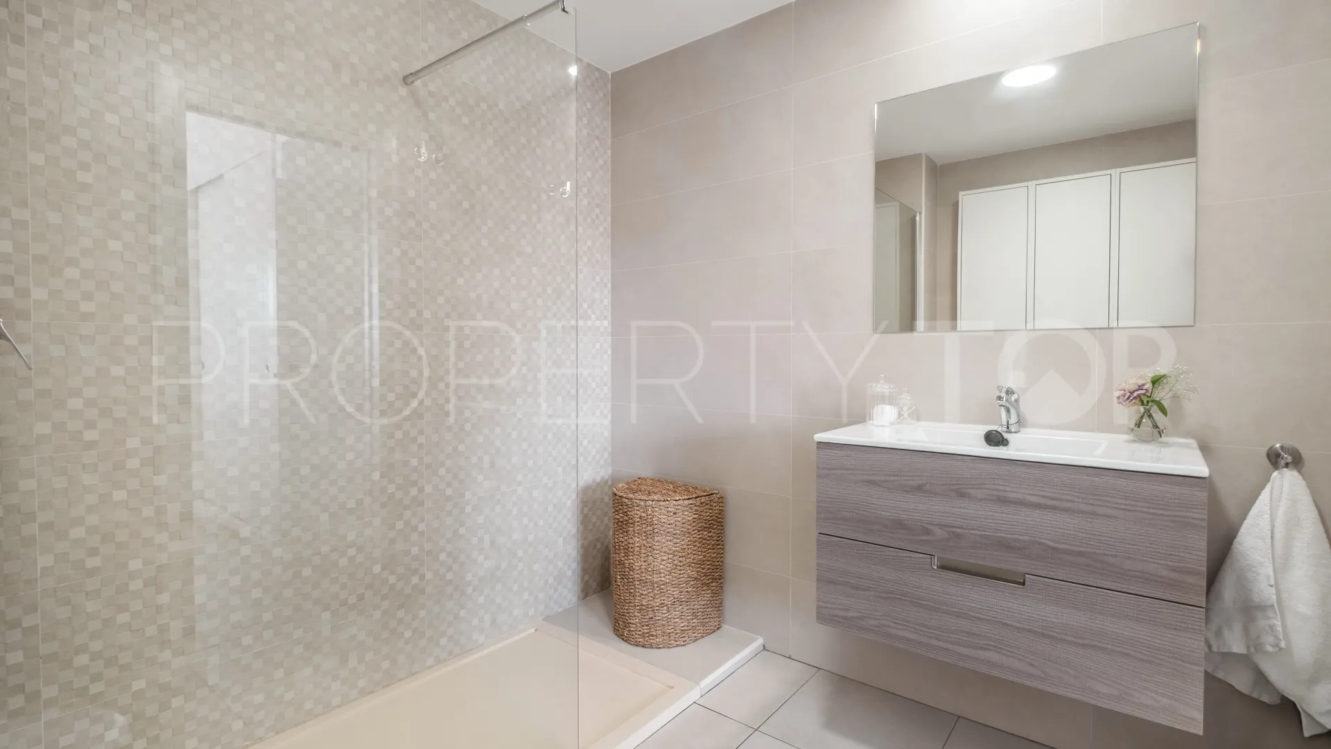 Se vende apartamento con 2 dormitorios en Nueva Andalucia
