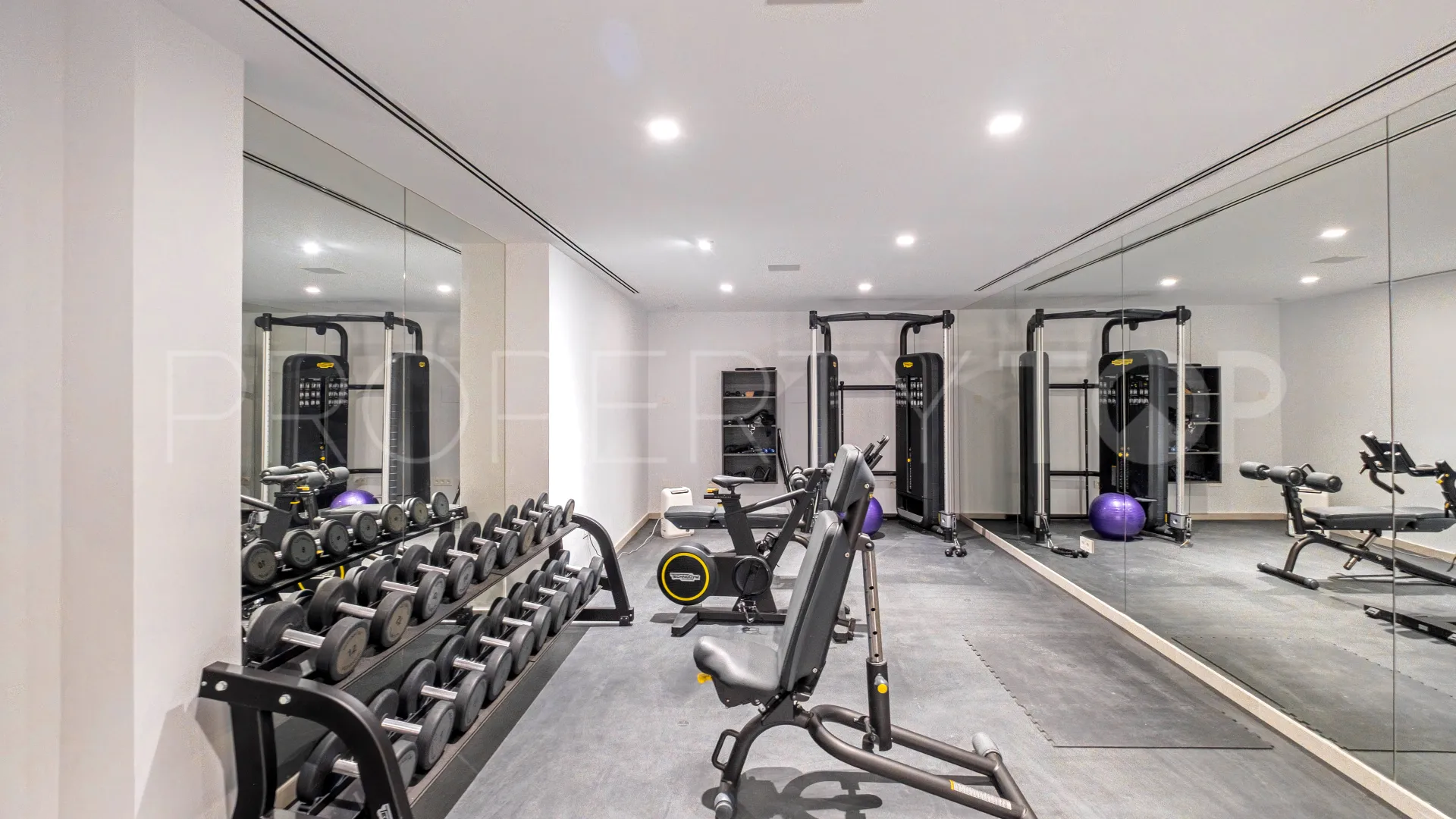 Comprar villa en Nueva Andalucia de 5 dormitorios