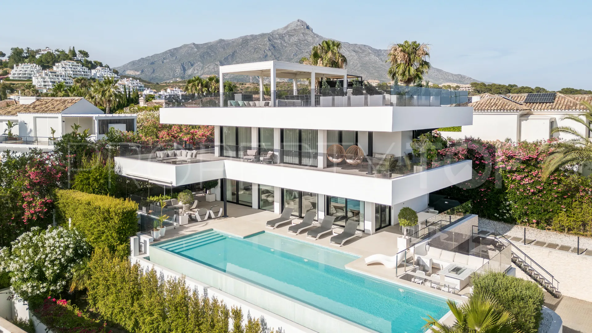 Comprar villa en Nueva Andalucia de 5 dormitorios