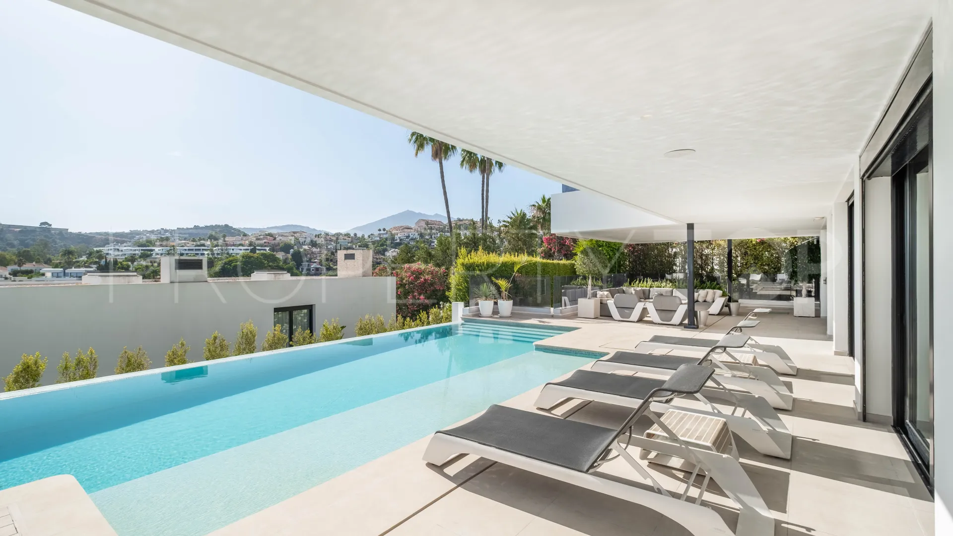 Comprar villa en Nueva Andalucia de 5 dormitorios