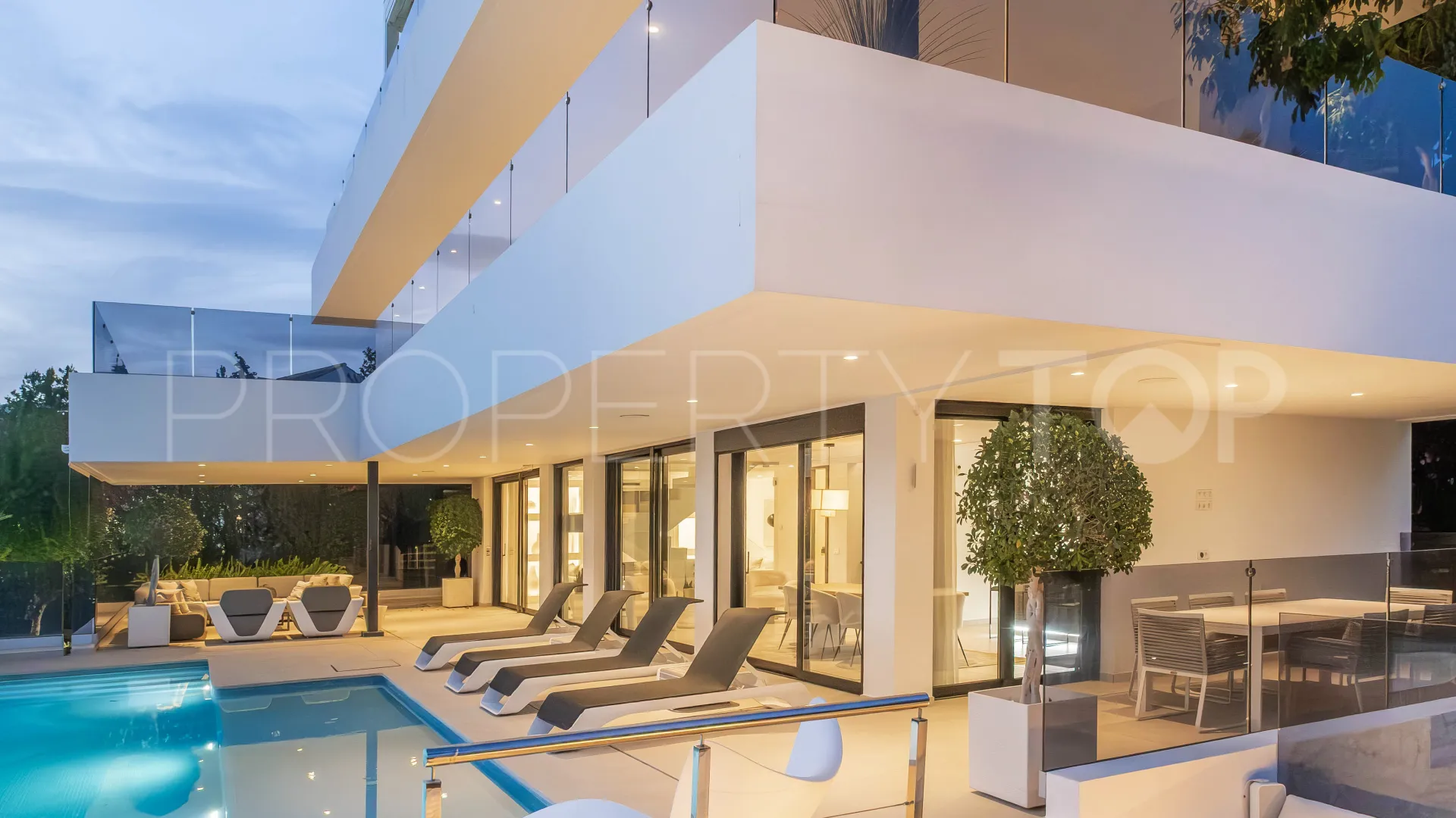 Comprar villa en Nueva Andalucia de 5 dormitorios
