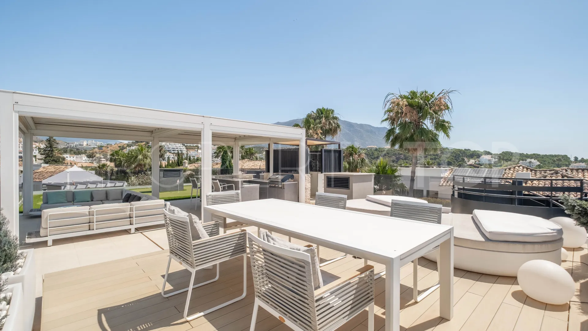 Comprar villa en Nueva Andalucia de 5 dormitorios