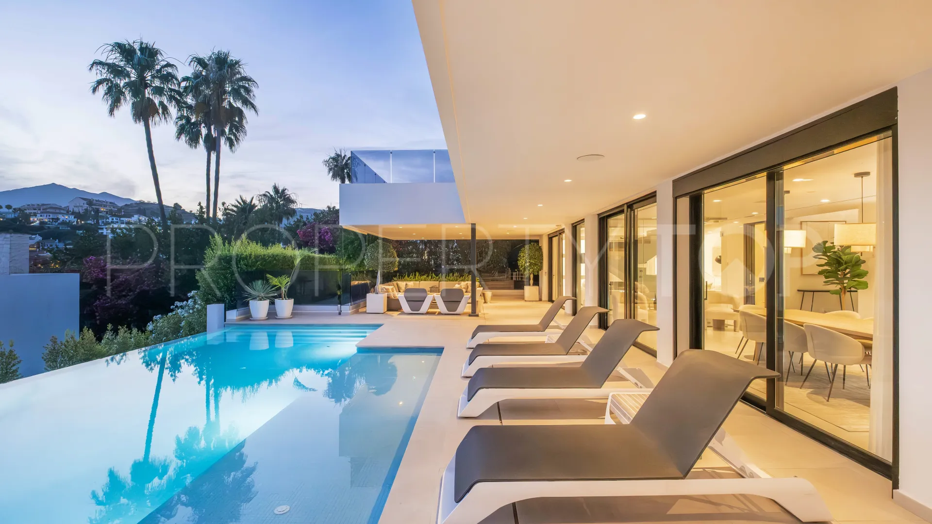 Comprar villa en Nueva Andalucia de 5 dormitorios